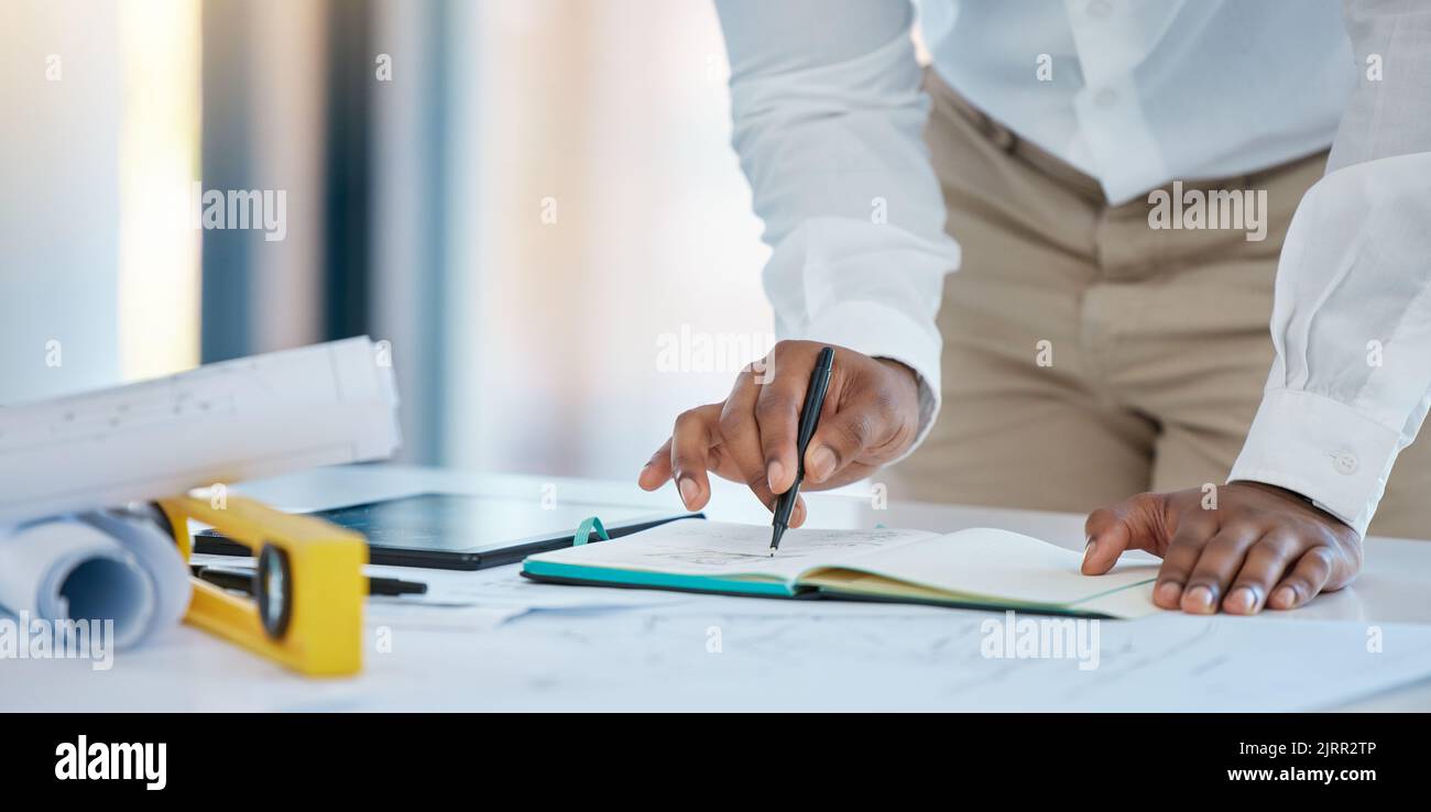 L'architecte fait le dessin d'une conception d'architecture avec un plan, un papier d'ingénierie de plan d'étage et une planification d'ordinateur portable dans un studio. Secteur des affaires Banque D'Images