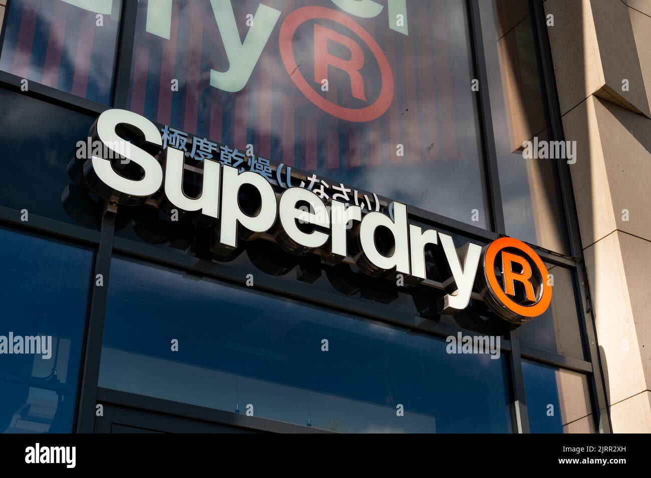 étiquette superdry Banque de photographies et d'images à haute résolution -  Alamy