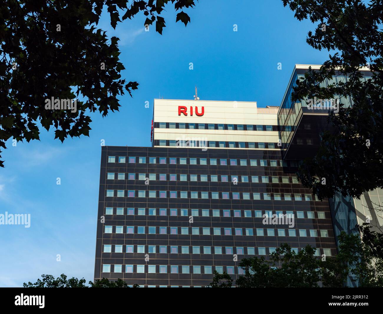 Hotel Riu Plaza dans le centre-ville de Berlin. Bâtiment moderne à la façade sombre. Le logo Riu est sur la façade. Hôtel urbain pour les touristes et les affaires Banque D'Images
