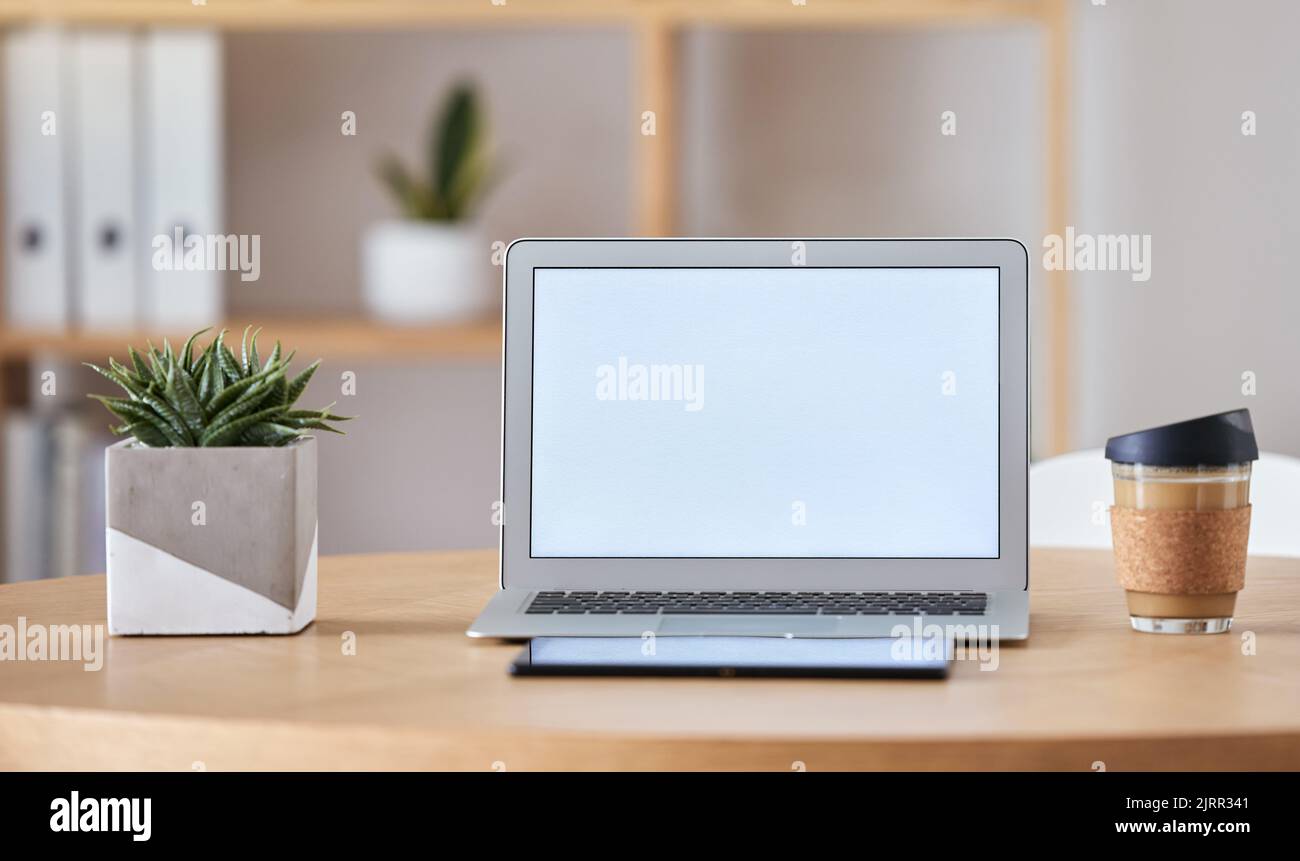 Maquette ordinateur portable, café et tablette sur le bureau à domicile de freelance SEO, UX ou médias sociaux numériques marketing et publicité freelance. Internet ou Banque D'Images