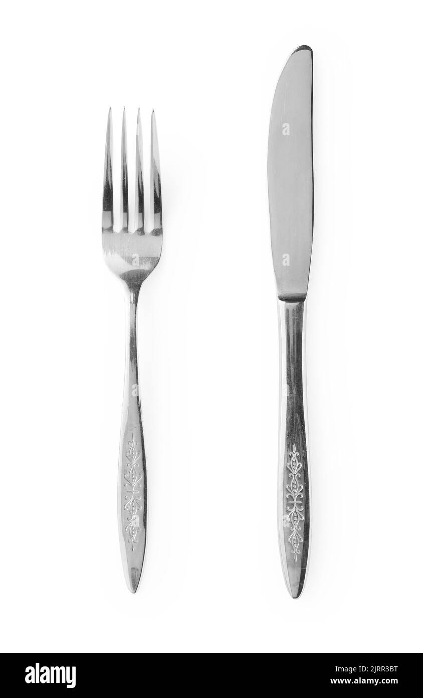 Couteaux et fourchettes argentés placés sur un fond blanc. Couverts rétro. Vue de dessus. Banque D'Images