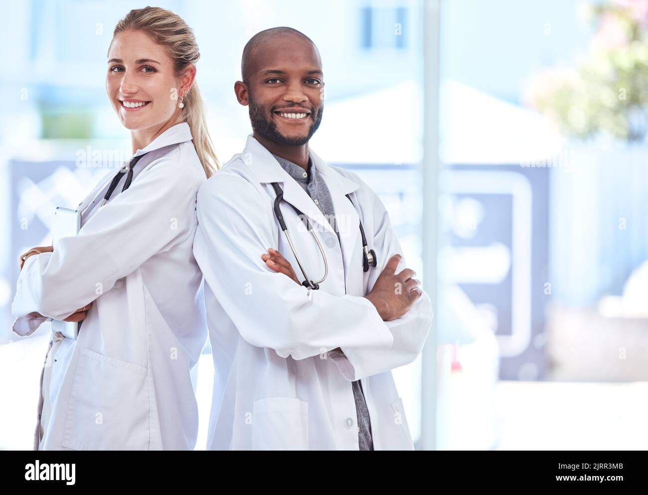 Soins de santé, travail d'équipe et soutien dans l'industrie médicale avec une bonne assurance santé et des médecins dans un hôpital. Confiance, sourire heureux et partenariat pour Banque D'Images