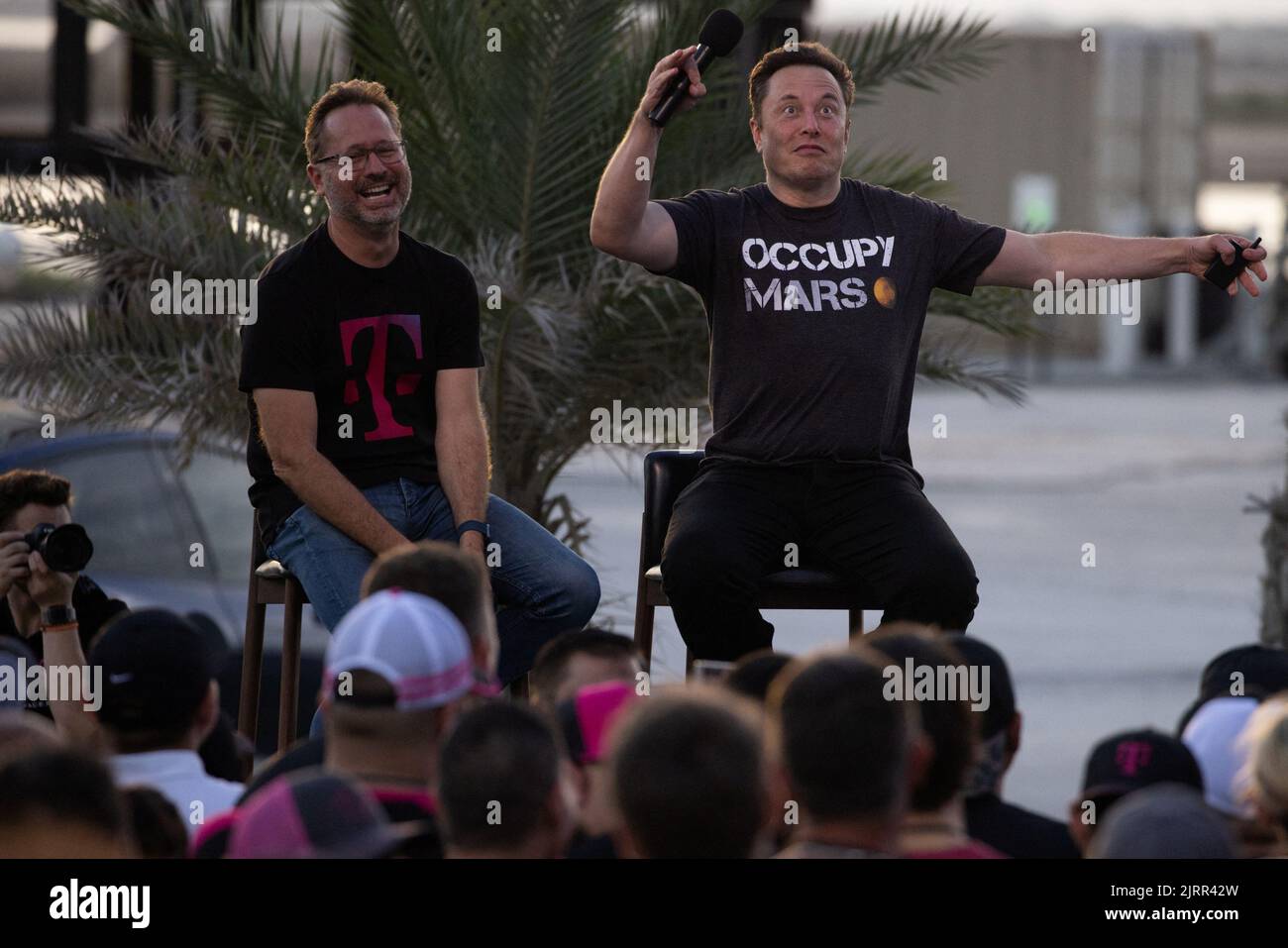 Elon Musk Gestures, ingénieur en chef de SpaceX lors d'une conférence de presse avec Mike Sievert, PDG de T-Mobile, au SpaceX Starbase, à Brownsville, Texas, États-Unis, 25 août, 2022. REUTERS/Adrees Latif Banque D'Images
