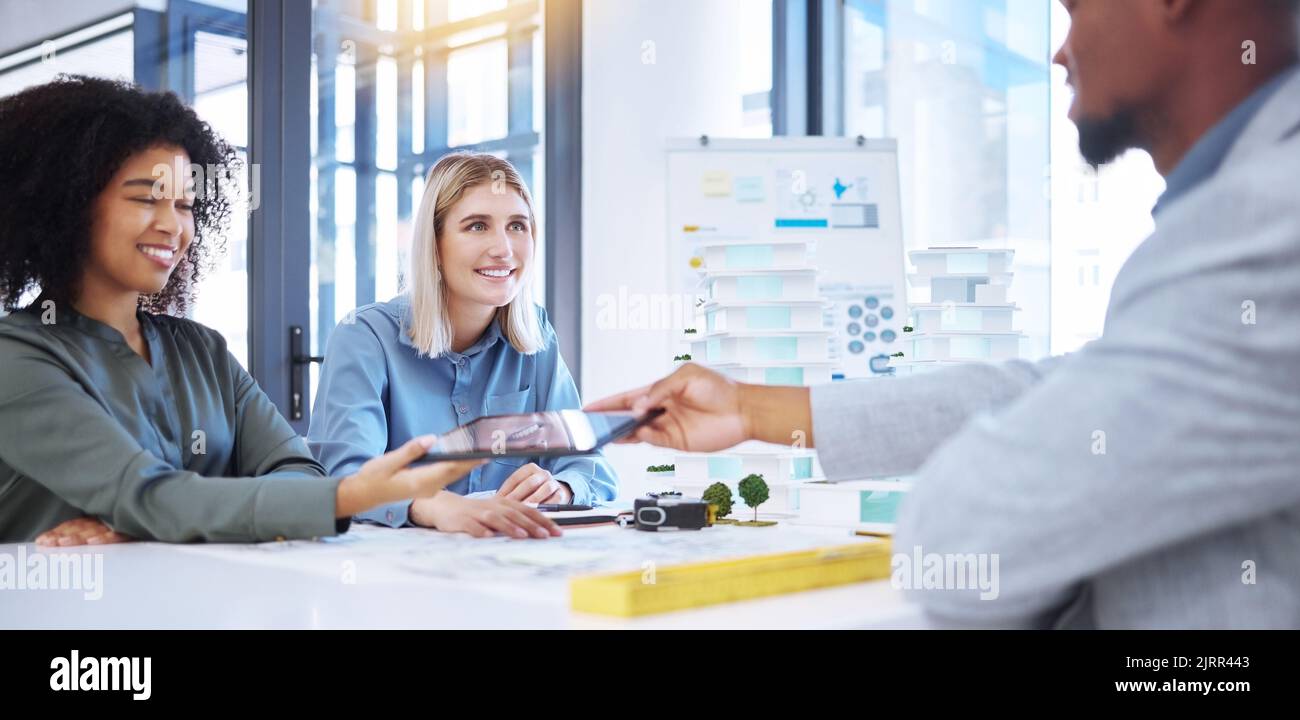 Architecte, gestion de projet et rencontre avec des gens d'affaires au sujet de la planification, du chantier ou du portefeuille. Architecture, entreprise et conseil Banque D'Images