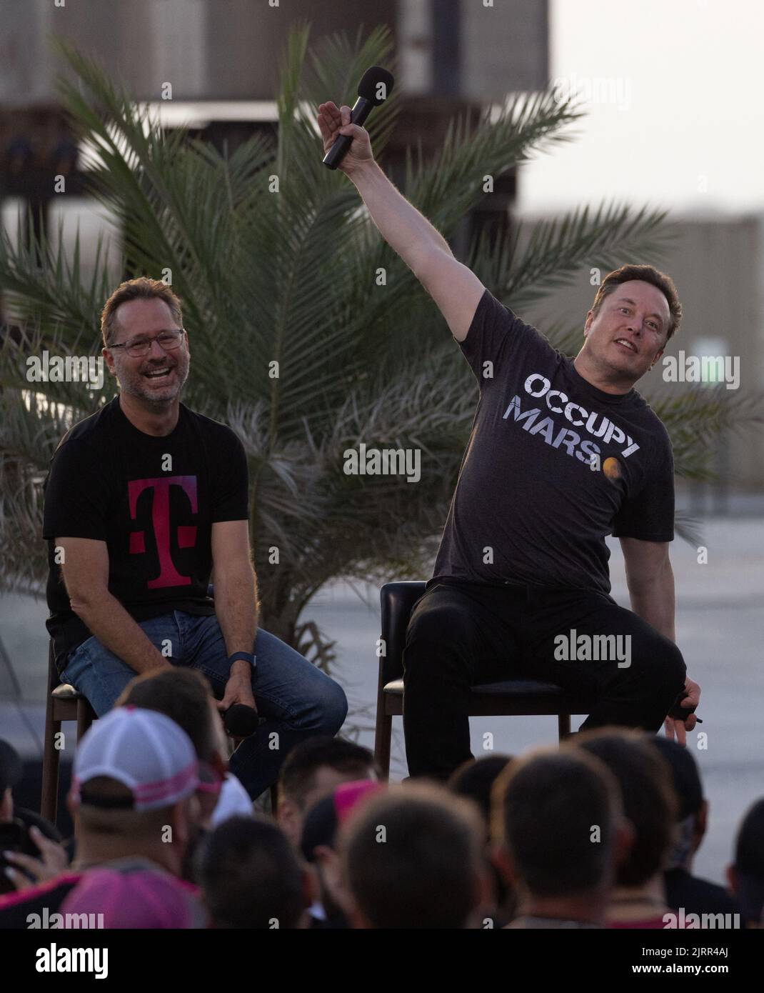 Elon Musk Gestures, ingénieur en chef de SpaceX lors d'une conférence de presse avec Mike Sievert, PDG de T-Mobile, à la base de SpaceX Starbase de Brownsville, Texas, États-Unis, 25 août 2022. REUTERS/adrees Latif Banque D'Images