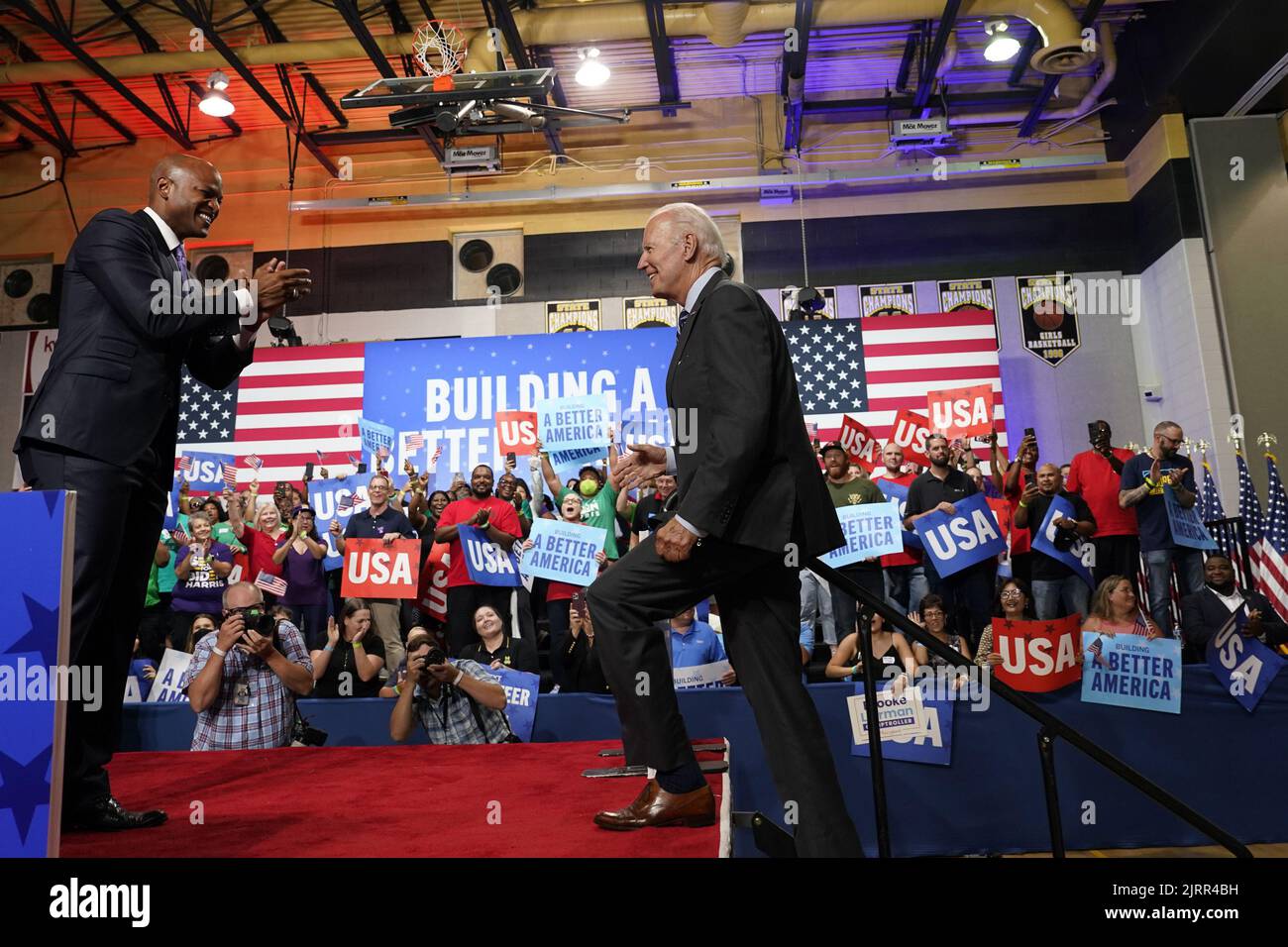 Rockville, États-Unis. 25th août 2022. Candidat démocratique au poste de gouverneur lors de l'élection du gouverneur du Maryland en 2022, Wes Moore salue le président Joe Biden lors d'un rassemblement pour le Comité national démocratique (DNC) à l'école secondaire Richard Montgomery à Rockville, Maryland, jeudi, 25 août 2022. Photo par Yuri Gripas/UPI crédit: UPI/Alay Live News Banque D'Images