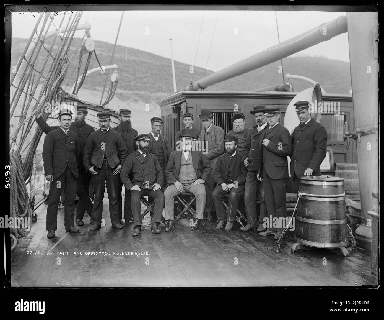 Capitaine et officiers, SS Elderslie (Nouvelle-Zélande), par Burton Brothers. Banque D'Images