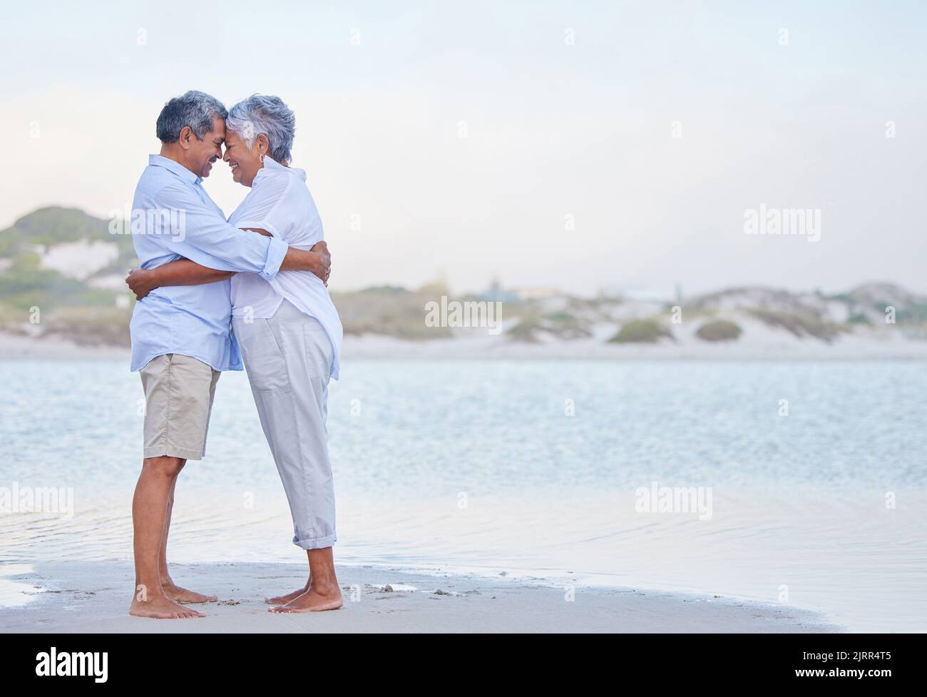 Retraite en couple senior, vacances à la plage et vacances de voyage en mer avec hug, amour et soin ensemble. Personnes âgées en mariage heureux, hug intime Banque D'Images