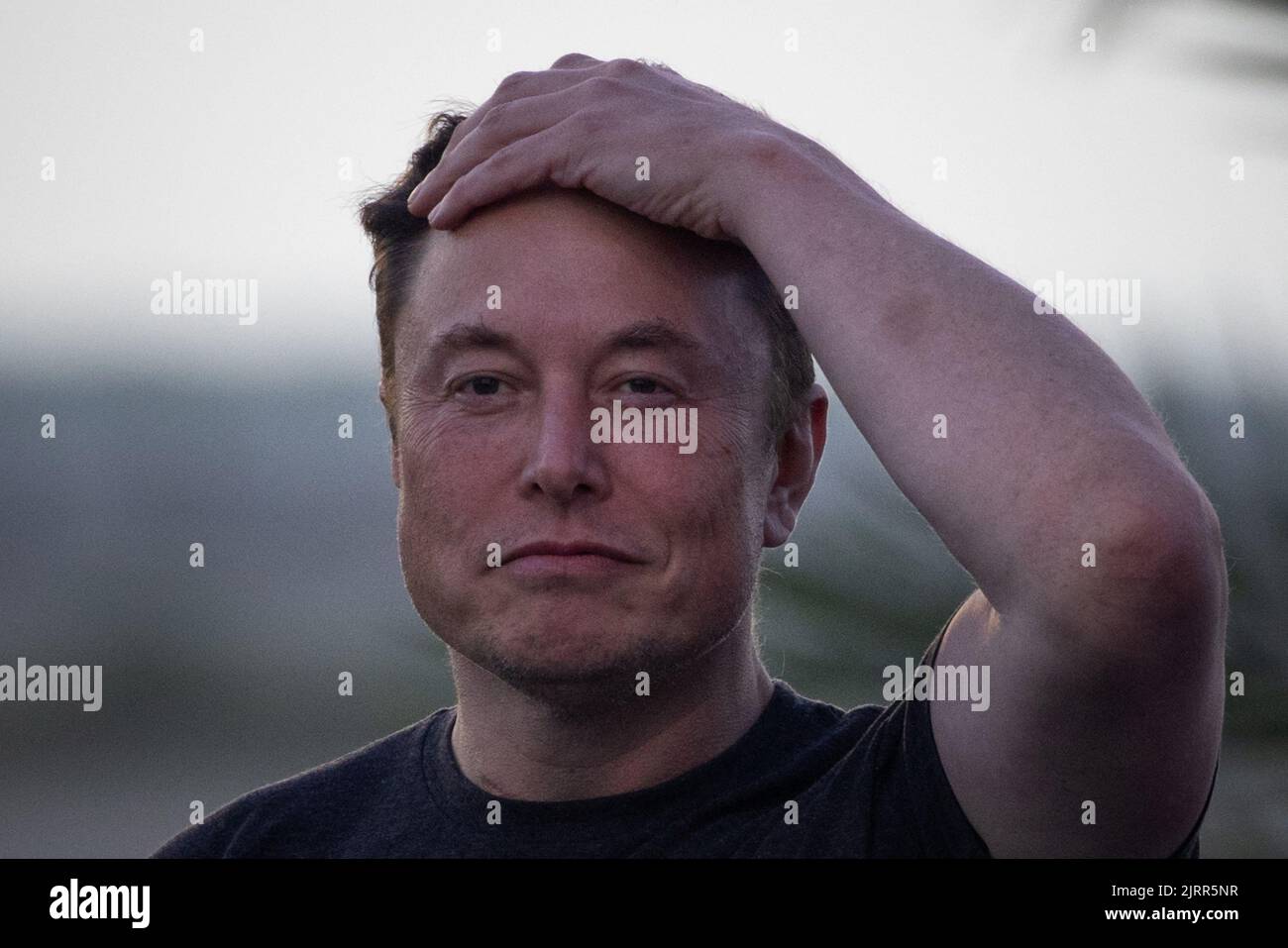Elon Musk, ingénieur en chef de SpaceX, participe à une conférence de presse conjointe avec Mike Sievert, PDG de T-Mobile (non représenté) à la base de SpaceX Starbase, à Brownsville, Texas, États-Unis, 25 août, 2022. REUTERS/Adrees Latif Banque D'Images