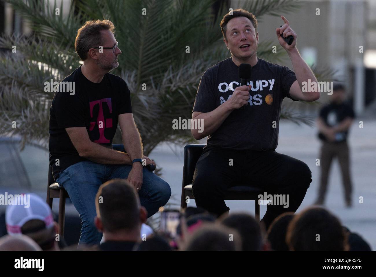 Elon Musk Gestures, ingénieur en chef de SpaceX lors d'une conférence de presse conjointe avec Mike Sievert, PDG de T-Mobile, au SpaceX Starbase, à Brownsville, Texas, États-Unis, 25 août, 2022. REUTERS/Adrees Latif Banque D'Images