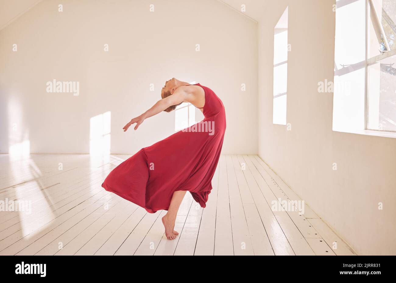 Liberté, énergie, ballet ou salle de bal formation de danseur en studio de danse, étirements et danse passionnée. Performance active d'une femme flexible Banque D'Images
