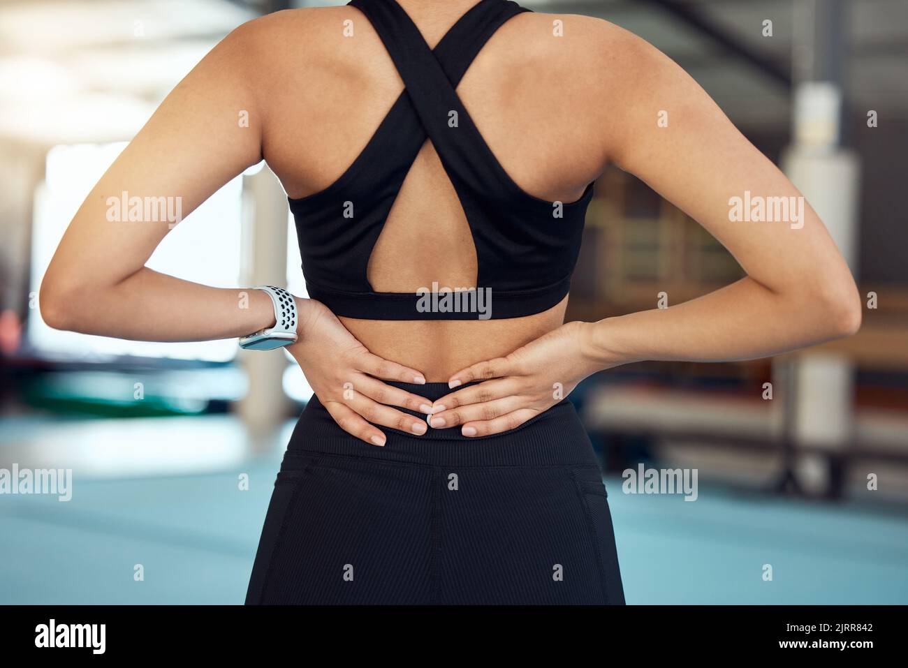Douleur d'exercice, d'entraînement et de sport de fitness femme avec une blessure de dos après l'entraînement dans un gymnase de boxe. Club de bien-être, de santé ou de yoga avec un athlète sportif Banque D'Images