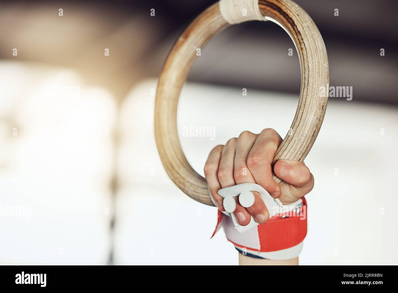 Gym, anneau et sport entraînement de gymnastique sportif pour la force musculaire, l'équilibre et la flexibilité, dans le centre de conditionnement physique. Motivation et santé Banque D'Images