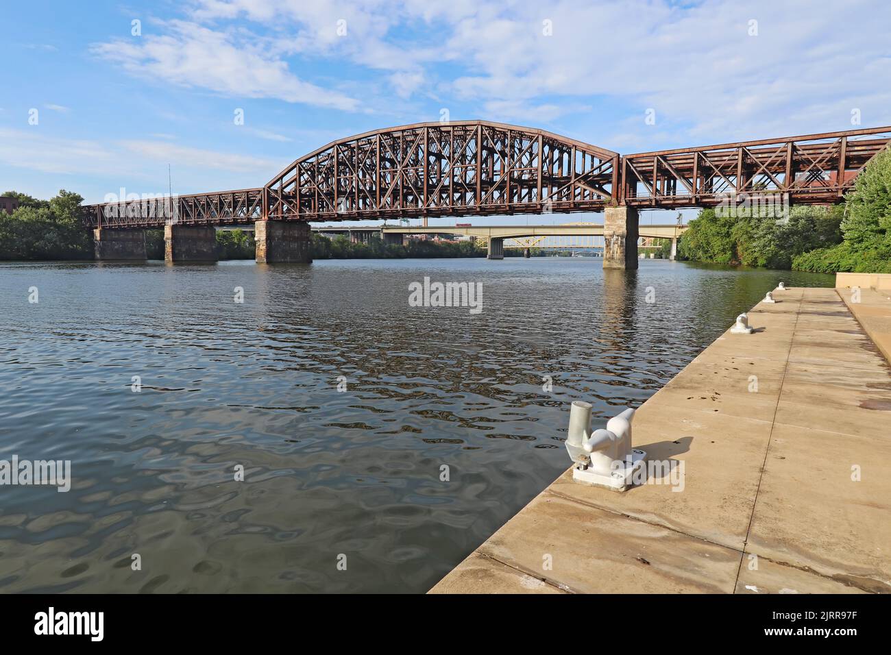 Pont de chemin de fer rouillé au-dessus de la rivière Allegheny et quai en face du centre des congrès dans le centre-ville de Pittsburgh, Pennsylvanie Banque D'Images