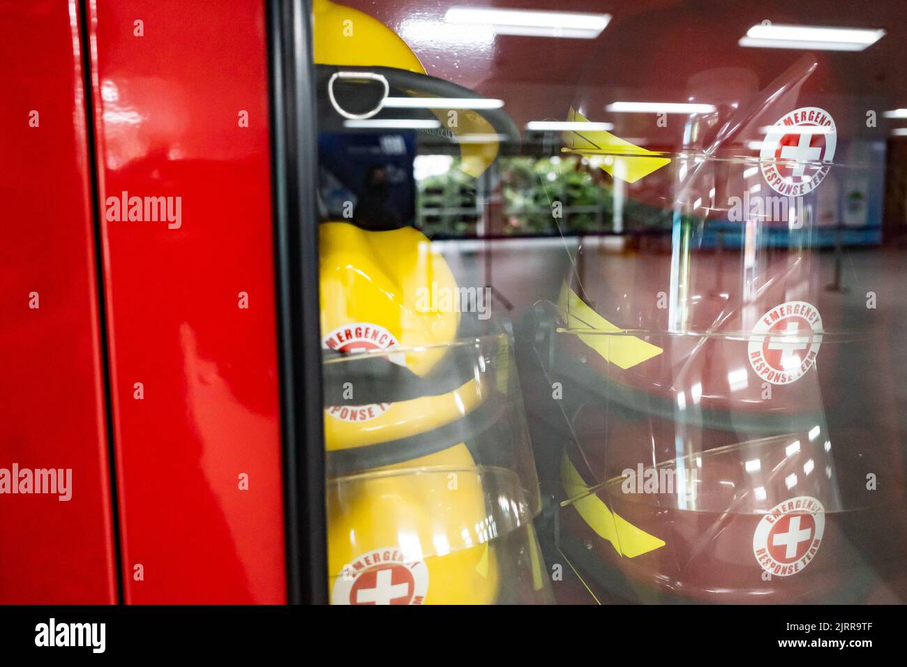 Armoire d'équipement de sécurité remplie de casques dans un bâtiment public Banque D'Images