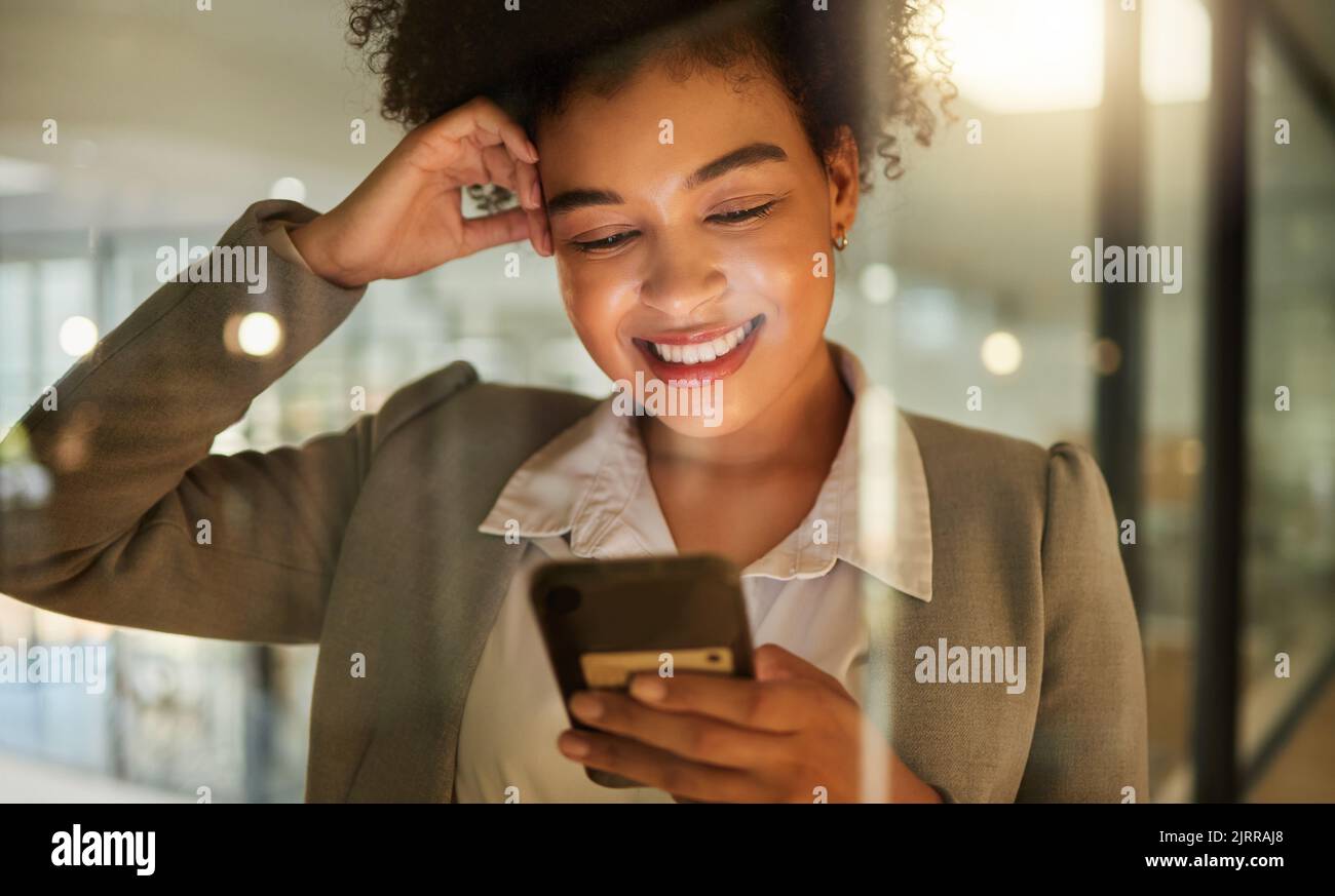 Femme d'affaires sur un réseau téléphonique sur les médias sociaux, la lecture d'un blog ou de recherche dans le bureau d'entreprise. Femme qui travaille sur Internet, site Web de l'entreprise Banque D'Images