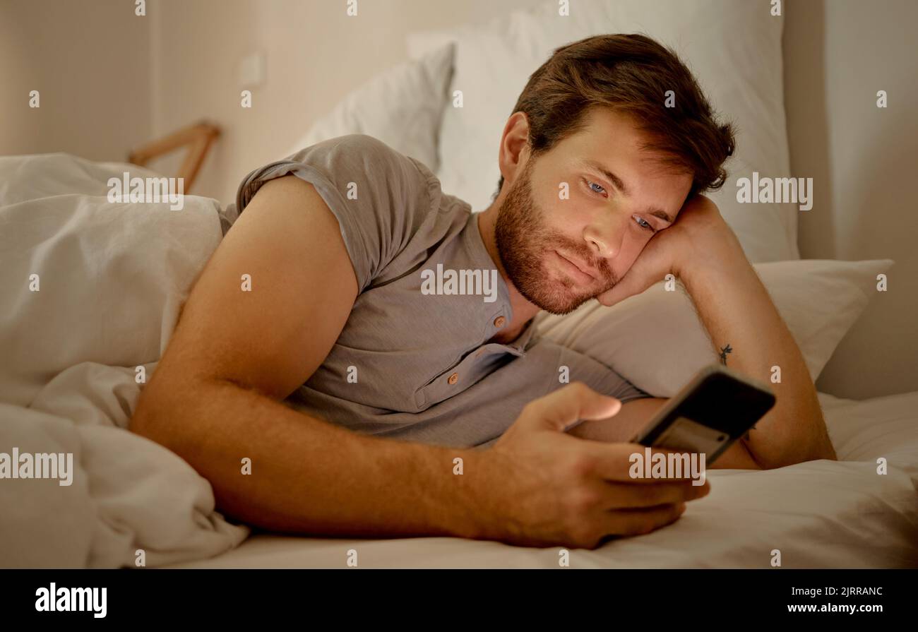 L'insomnie, l'ennui et les médias sociaux au lit à la destress et au calme. Problèmes de sommeil, anxiété et dépression ou dépendance au smartphone. Problèmes de santé mentale Banque D'Images