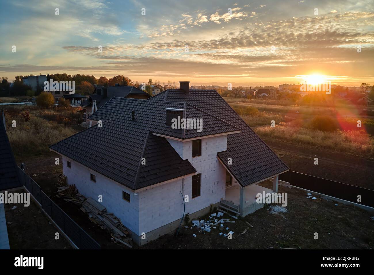 Vue aérienne de la maison non finie avec murs en béton léger aéré et cadre de toit en bois recouvert de carreaux métalliques en construction Banque D'Images