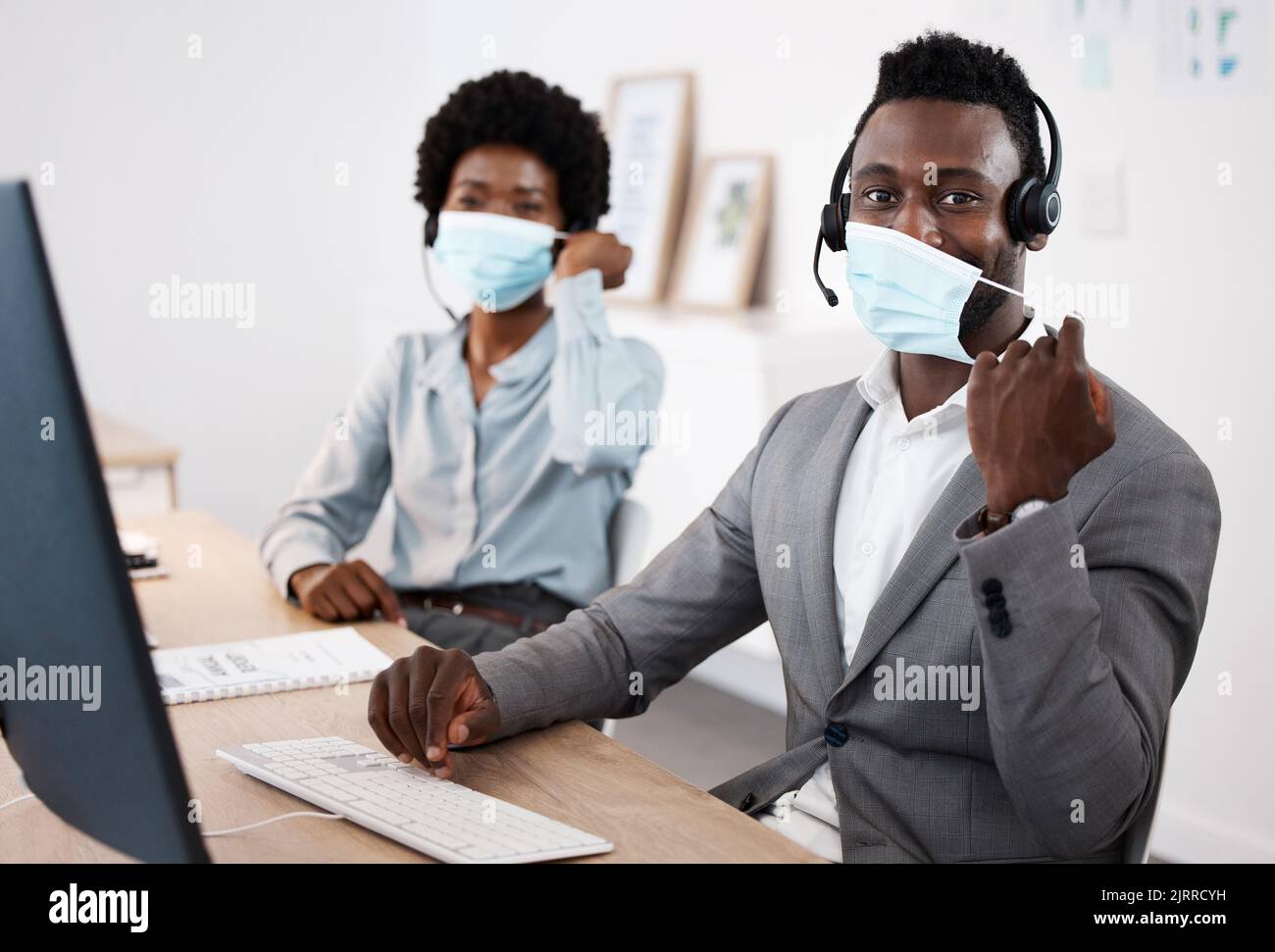 Personnel du service clientèle avec protection contre les covidés, le masque et une bonne hygiène. En ligne, centre d'appels ou service D'assistance INFORMATIQUE, les employés peuvent utiliser des micro-casques/oreillettes ou des réseaux sociaux Banque D'Images