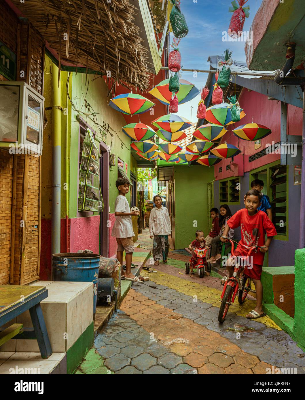 Java, Indonésie, 13 juin 2022 - rue dans le village de couleur de Malang. Banque D'Images