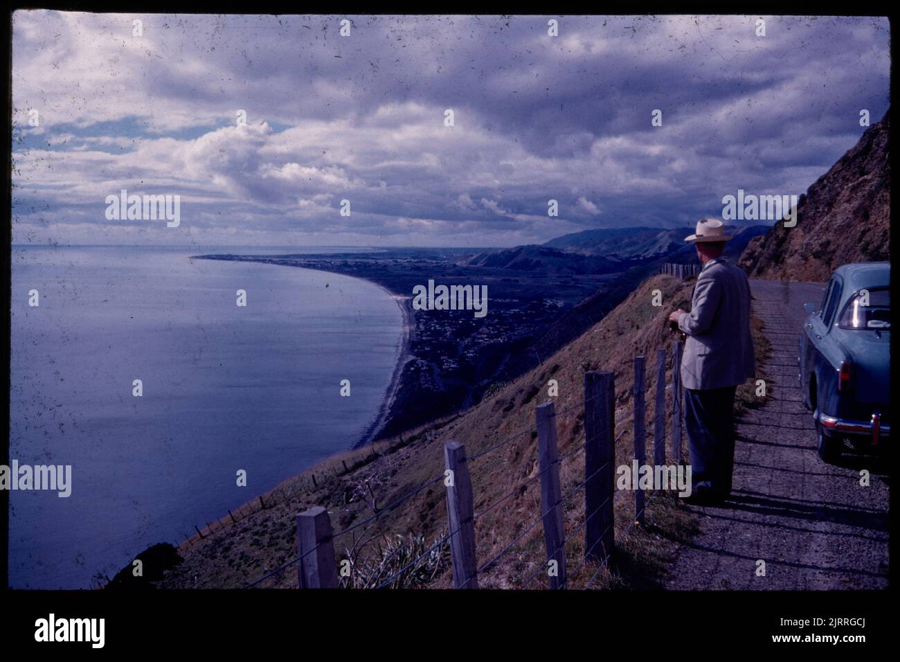 Kenakena cuspite foreland de Paekakariki Hill Road - mer un calme mort ..., 07 avril 1961, North Island, par Leslie Adkin. Don de la famille Adkin, 1997. Banque D'Images