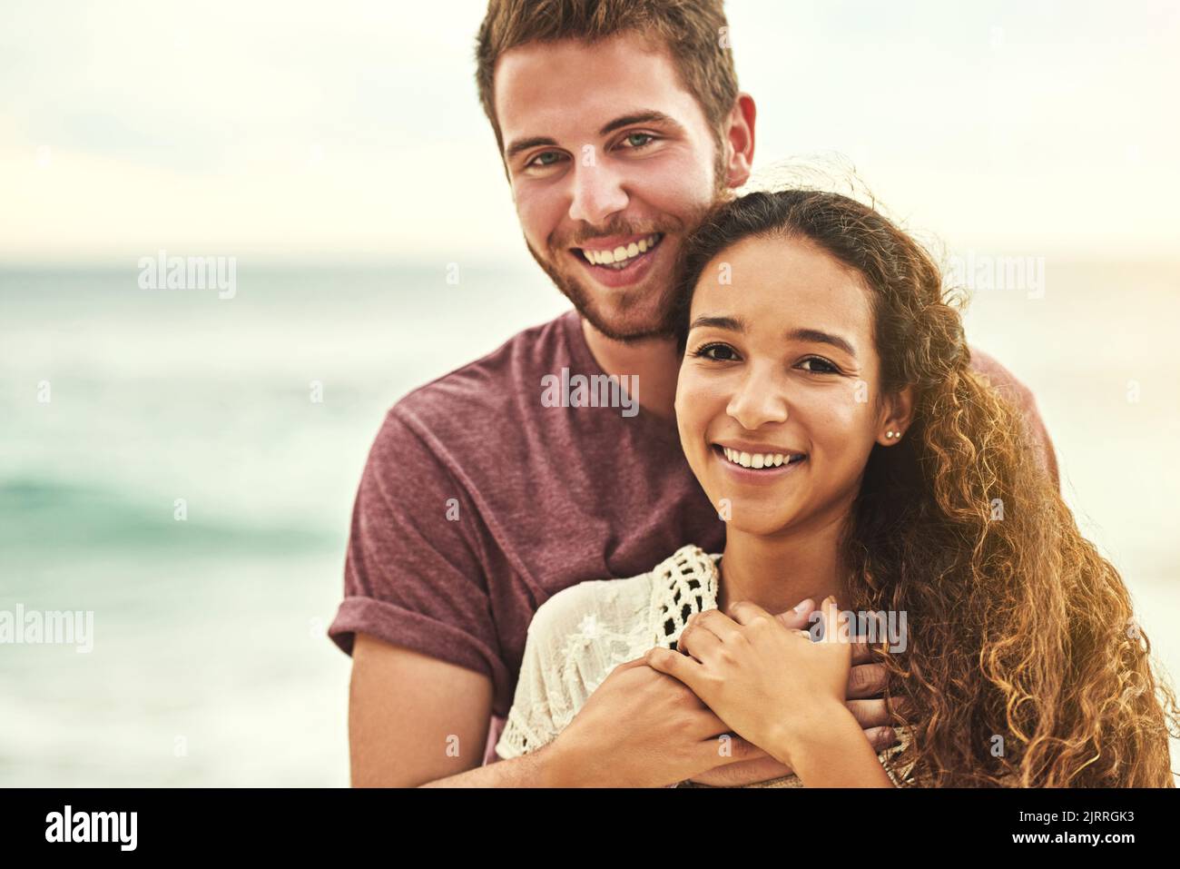 Nous n'étions que quelques amoureux de la plage. Portrait court d'un jeune couple affectueux qui profite de son temps sur la plage. Banque D'Images