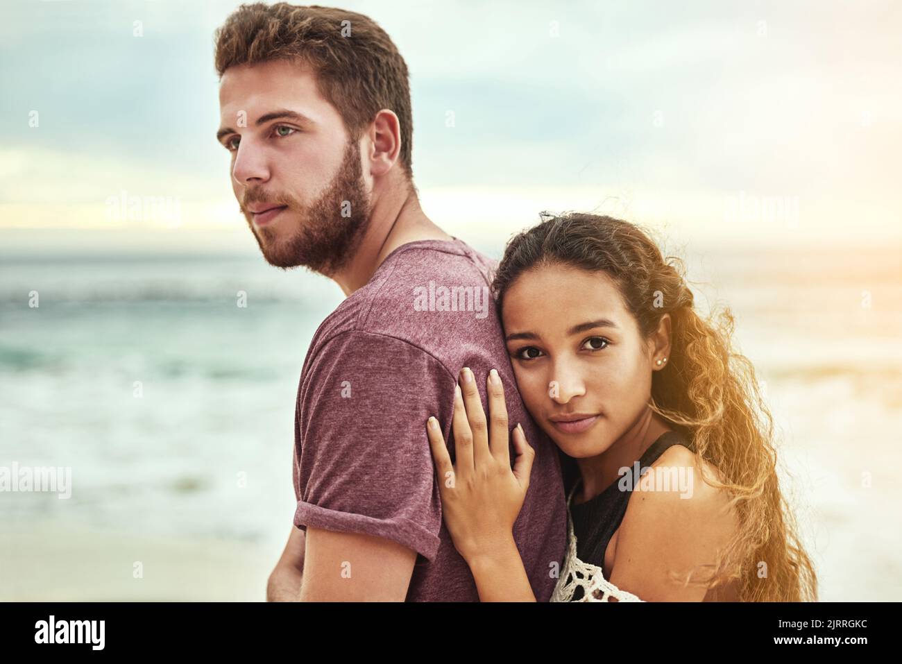 C'est tout. Un jeune couple affectueux qui apprécie son temps sur la plage. Banque D'Images