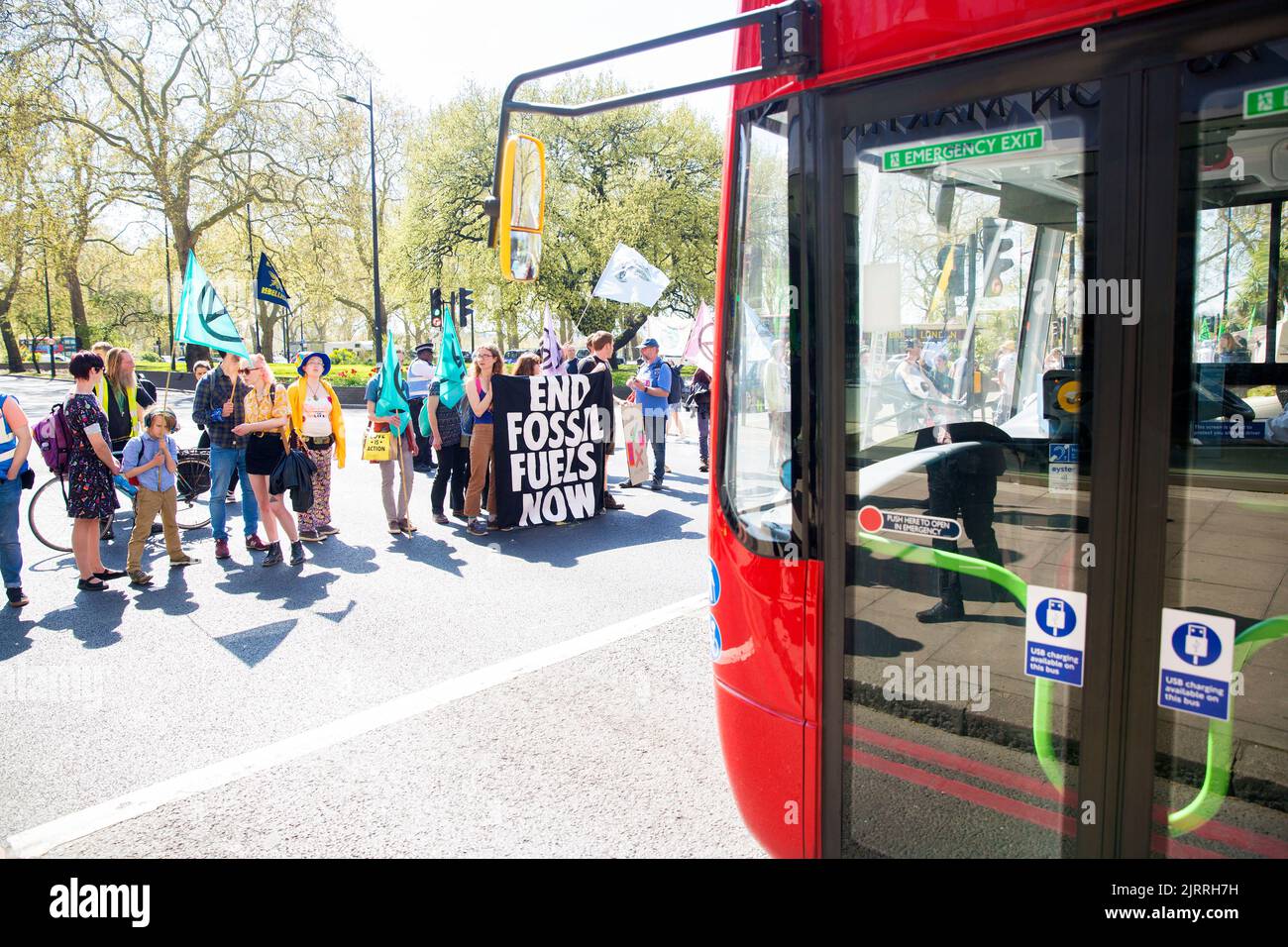 Les activistes du climat se réunissent pour l'extinction les actions de la rébellion en avril pour appeler à la fin de l'économie des combustibles fossiles dans le centre de Londres. Banque D'Images