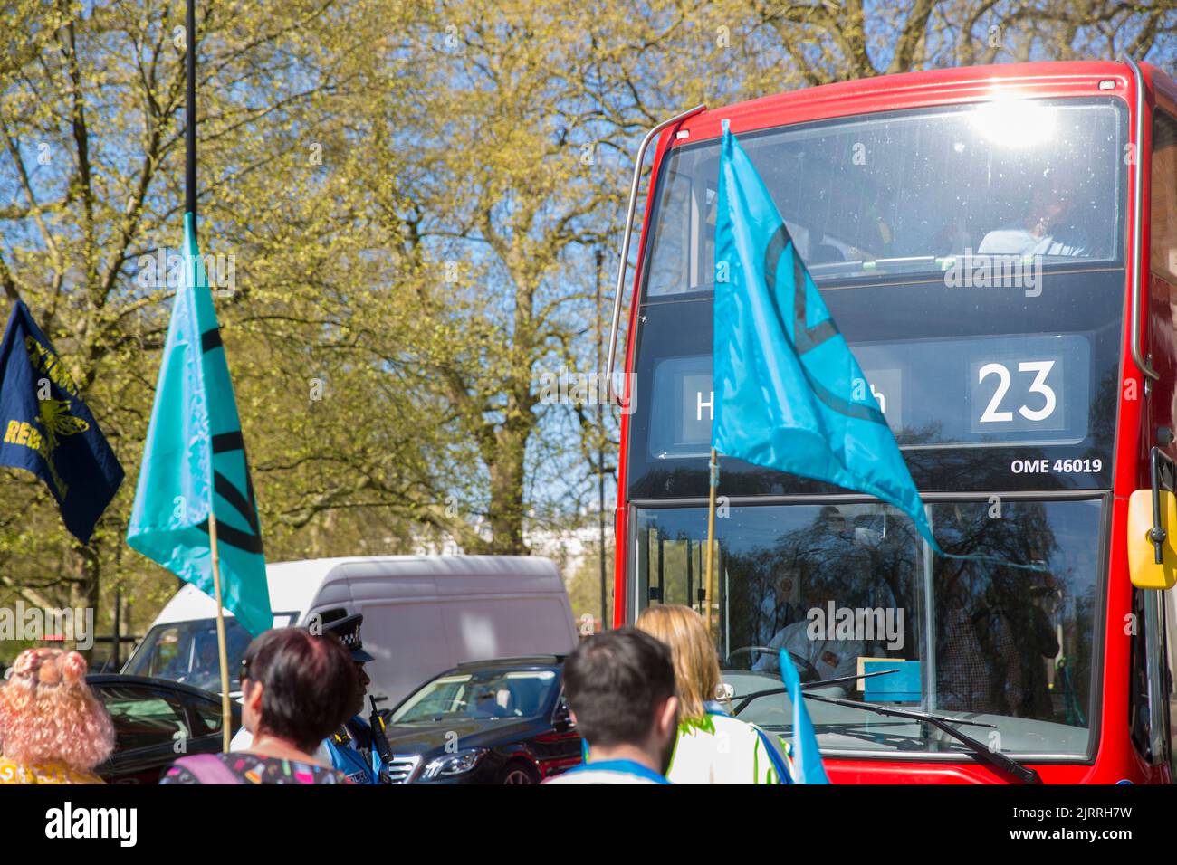 Les activistes du climat se réunissent pour l'extinction les actions de la rébellion en avril pour appeler à la fin de l'économie des combustibles fossiles dans le centre de Londres. Banque D'Images
