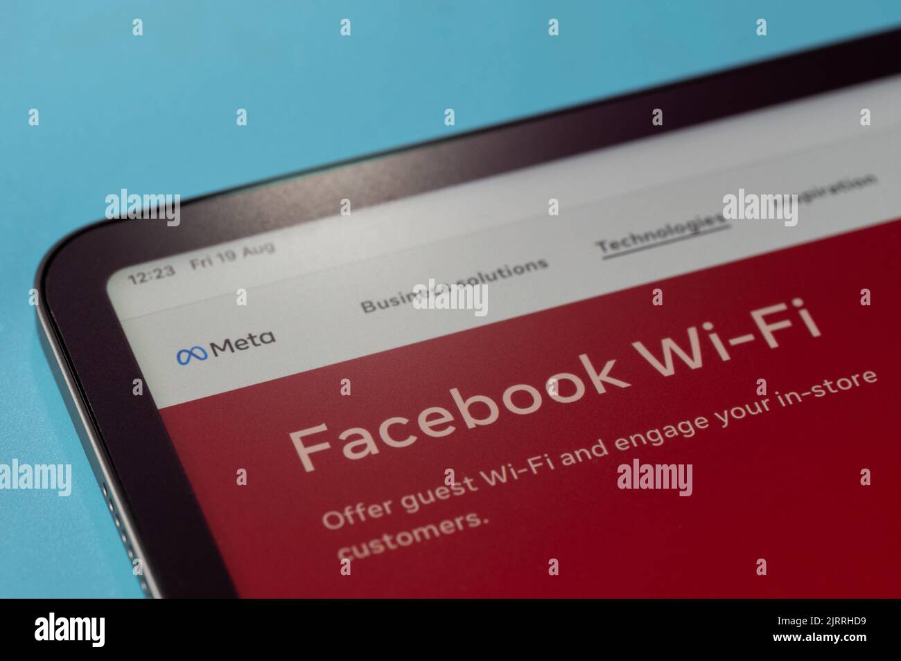 New york, Etats-Unis - 20 août 2022 : consultation du service Facebook Wi-fi sur l'écran de la tablette macro gros plan sur fond bleu Banque D'Images