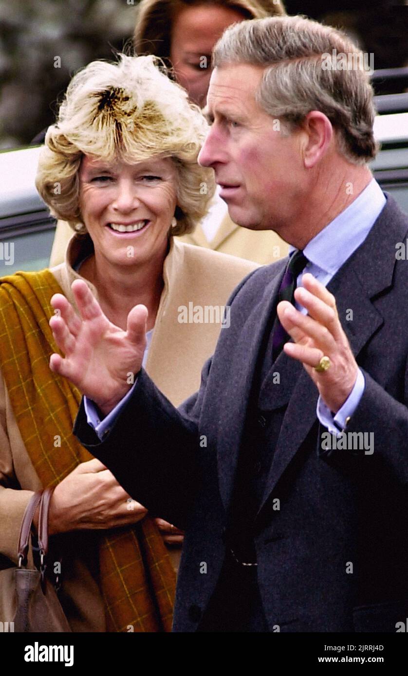 Photo du dossier datée du 11/08/02 du Prince de Galles et de Camilla Parker Bowles visitant l'église Canisbay à Caithness. Diana, princesse de Galles, a été tuée sur 31 août 1997 dans un accident de voiture dans le tunnel du Pont de l'Alma à Paris. Date de publication : vendredi 26 août 2022. Banque D'Images