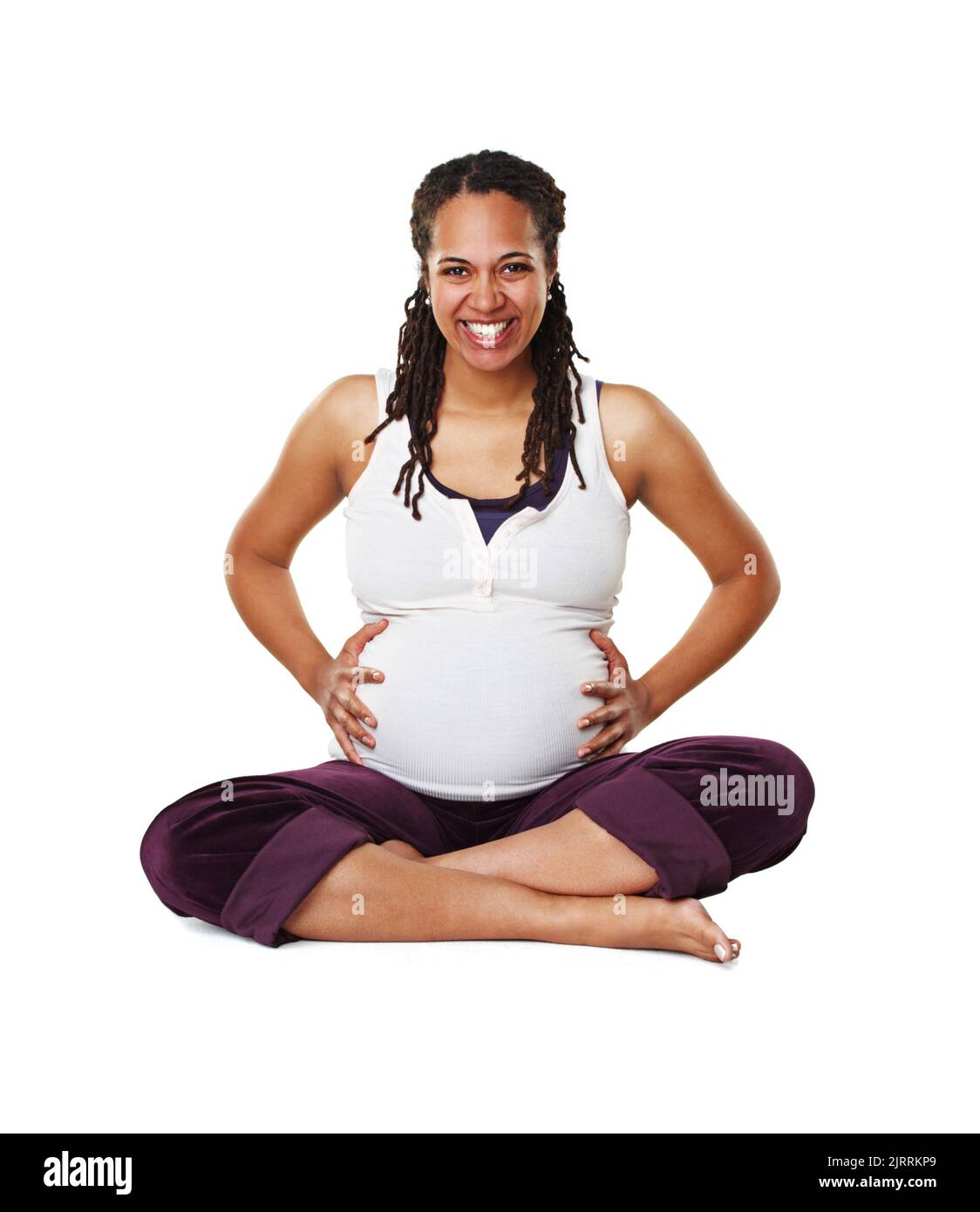 Portrait d'une mère enceinte ou d'une femme en position assise heureuse et tenant son bosse de bébé isolée sur un fond blanc. Femme noire excitée, souriez et Banque D'Images