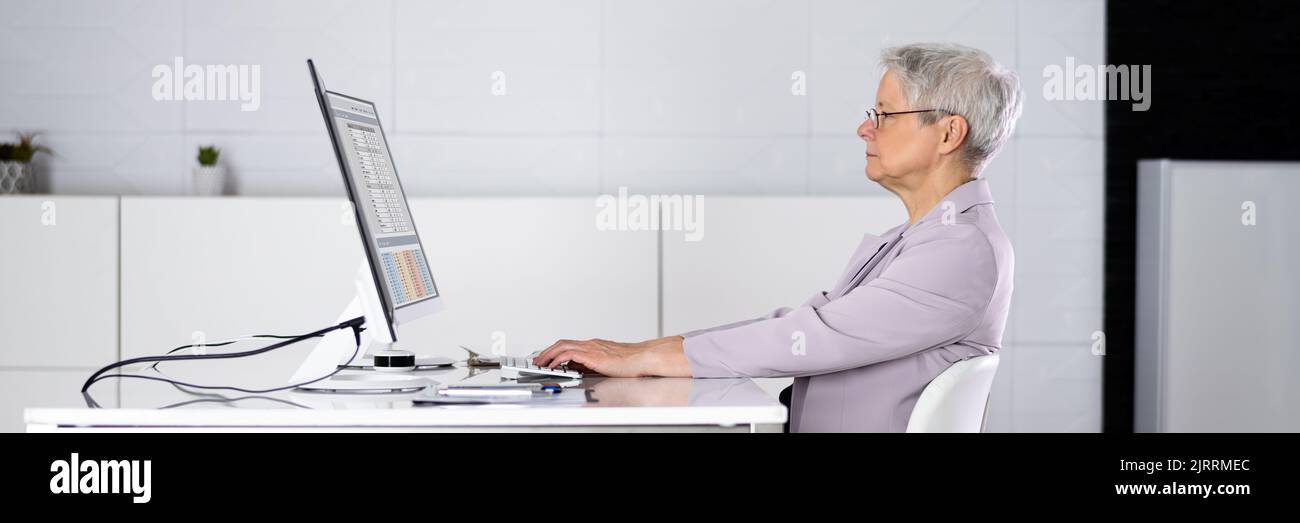 Mauvaise posture assise dans la chaise de bureau au bureau de l'ordinateur Banque D'Images