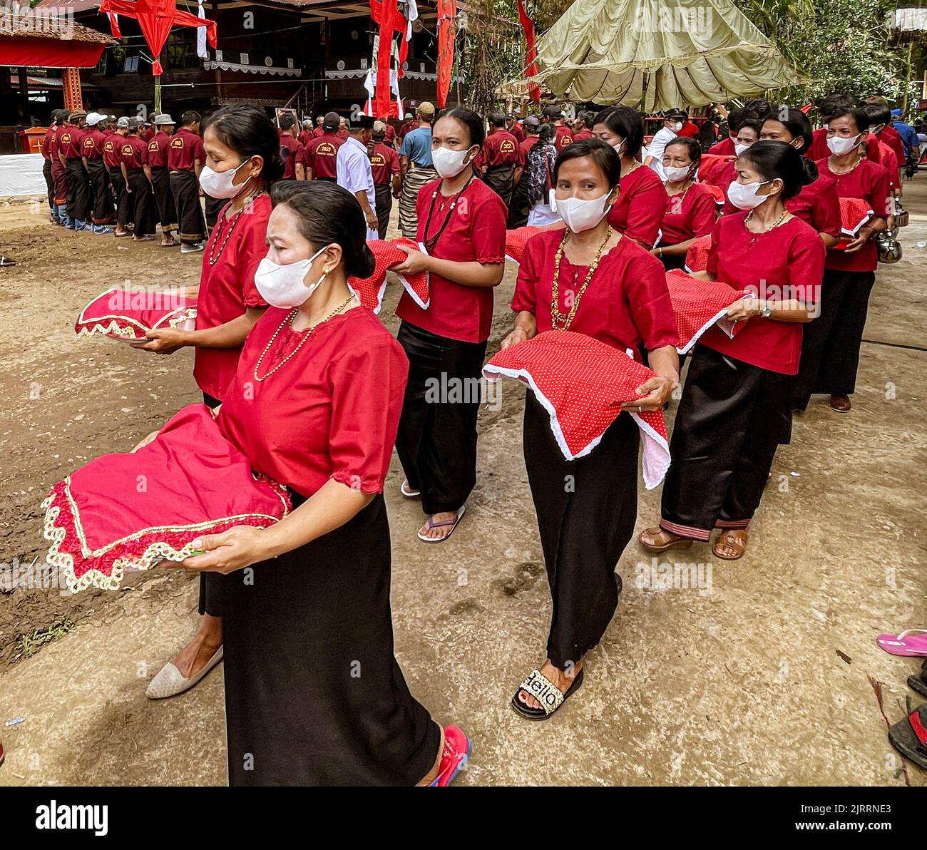 Indonésie, 13 juin 2022 les membres de la famille du défunt mars en procession aux funérailles