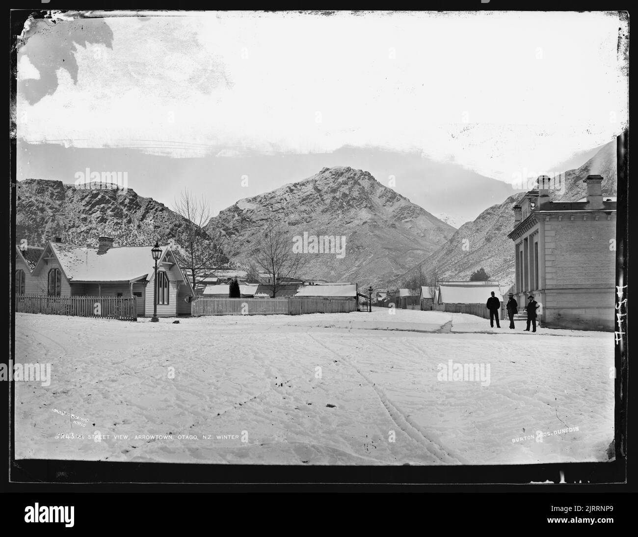 Vue sur la rue, Arrowtown, Otago, NZ, hiver, 1876-1880, Clutha-Central Otago, par William Hart, Hart, Campbell & Co Banque D'Images