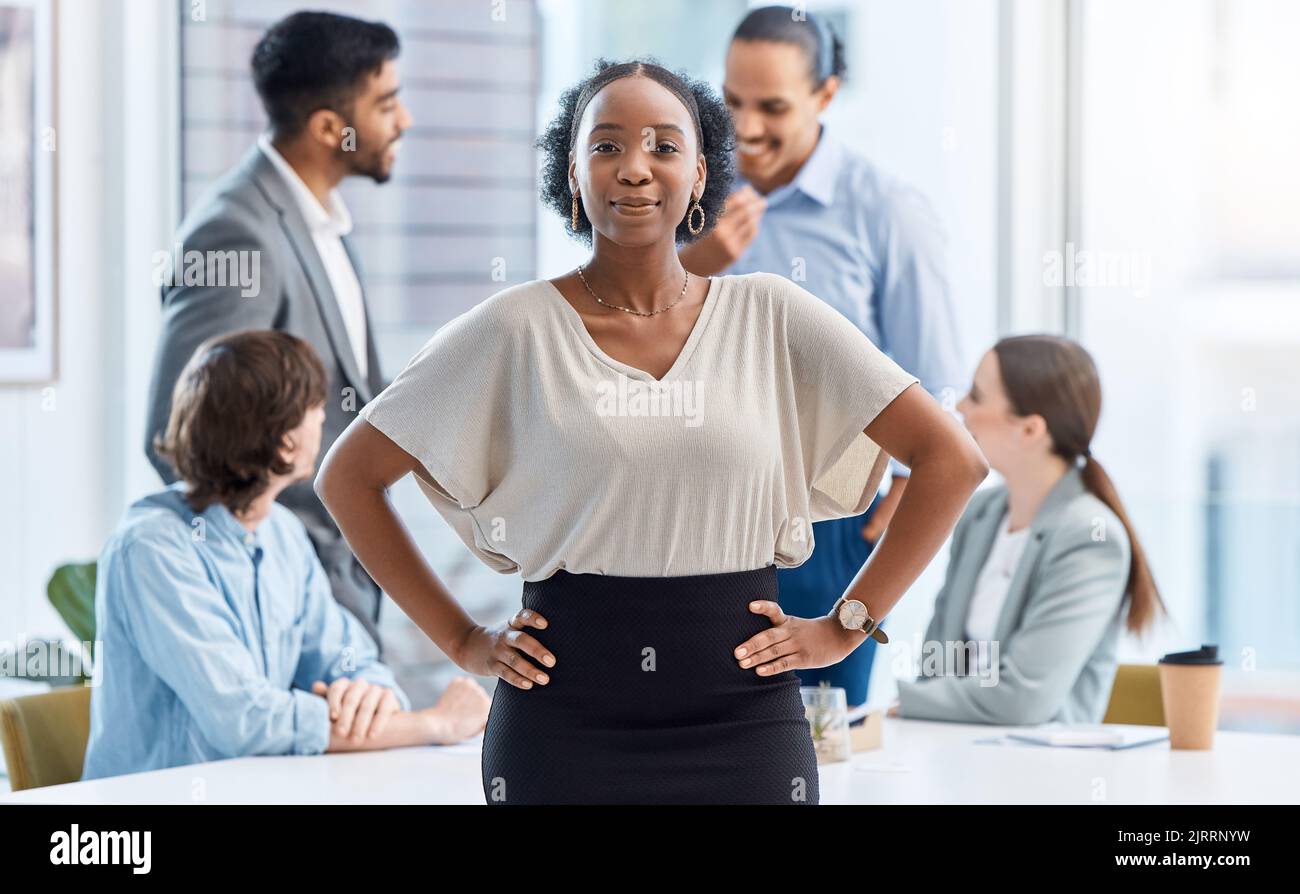 Leadership, motivation et chef d'entreprise de femme noire lors d'une réunion d'affaires avec une équipe heureuse au bureau. La femme de pouvoir dirige la discussion de but ou Banque D'Images