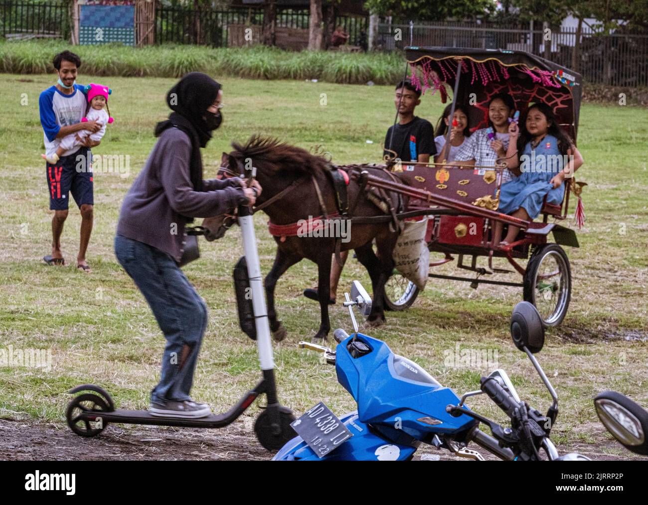 Indonésie, 13 juin 2022 - les gens apprécient un parc de fortune à côté du temple de Cagar Budaya. Banque D'Images