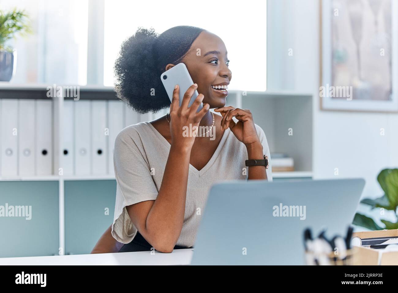 Femme noire d'entreprise sur un smartphone ou un appel téléphonique au bureau discutant avec le directeur de l'entreprise sur la réussite de l'entreprise. Bonne femme d'affaires ou fille patron sur 5g Banque D'Images