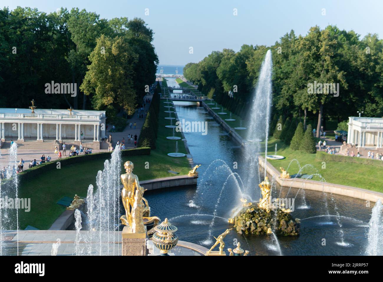 RUSSIE, PETERSBOURG - 19 AOÛT 2022 : fountain peterhof Palace petersburg russie grand St cascade d'or, pour le parc russe dans le pétergof et peter SKY Banque D'Images