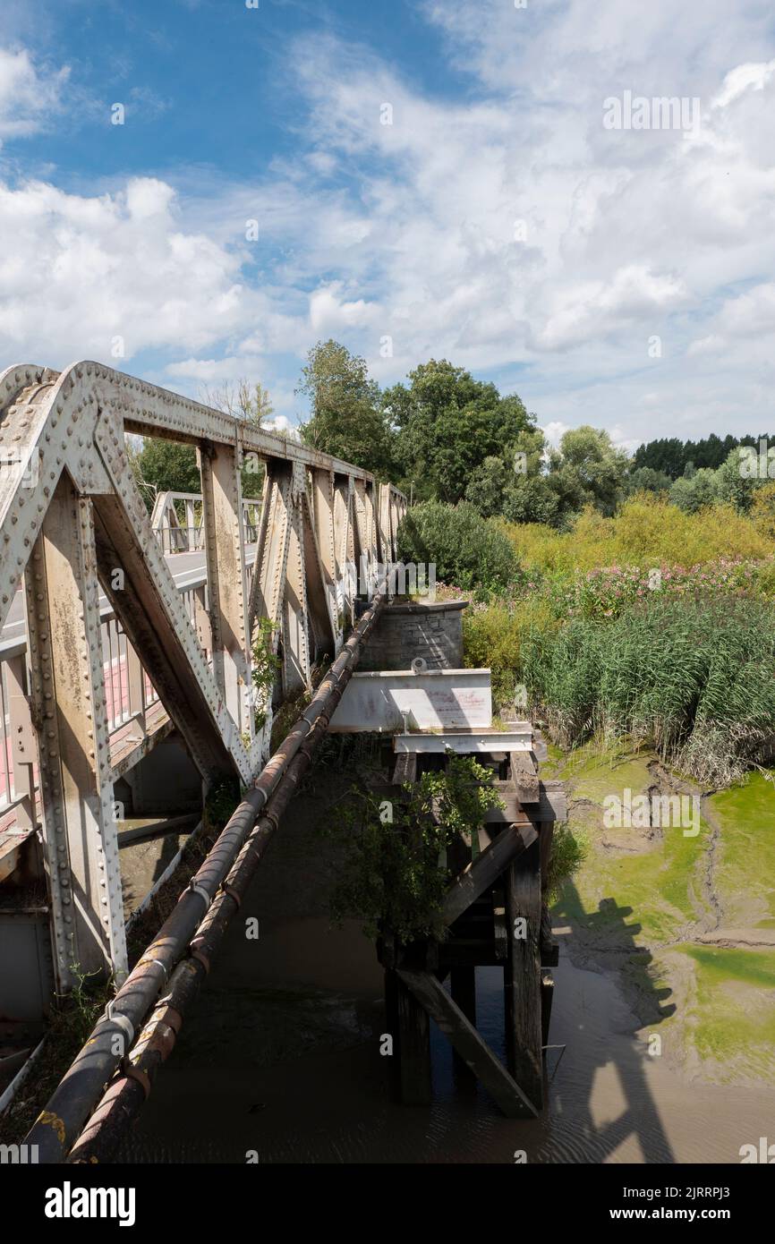 Côté d'un vieux pont en fer sur la rivière Durme à Hamme, Belgique Banque D'Images
