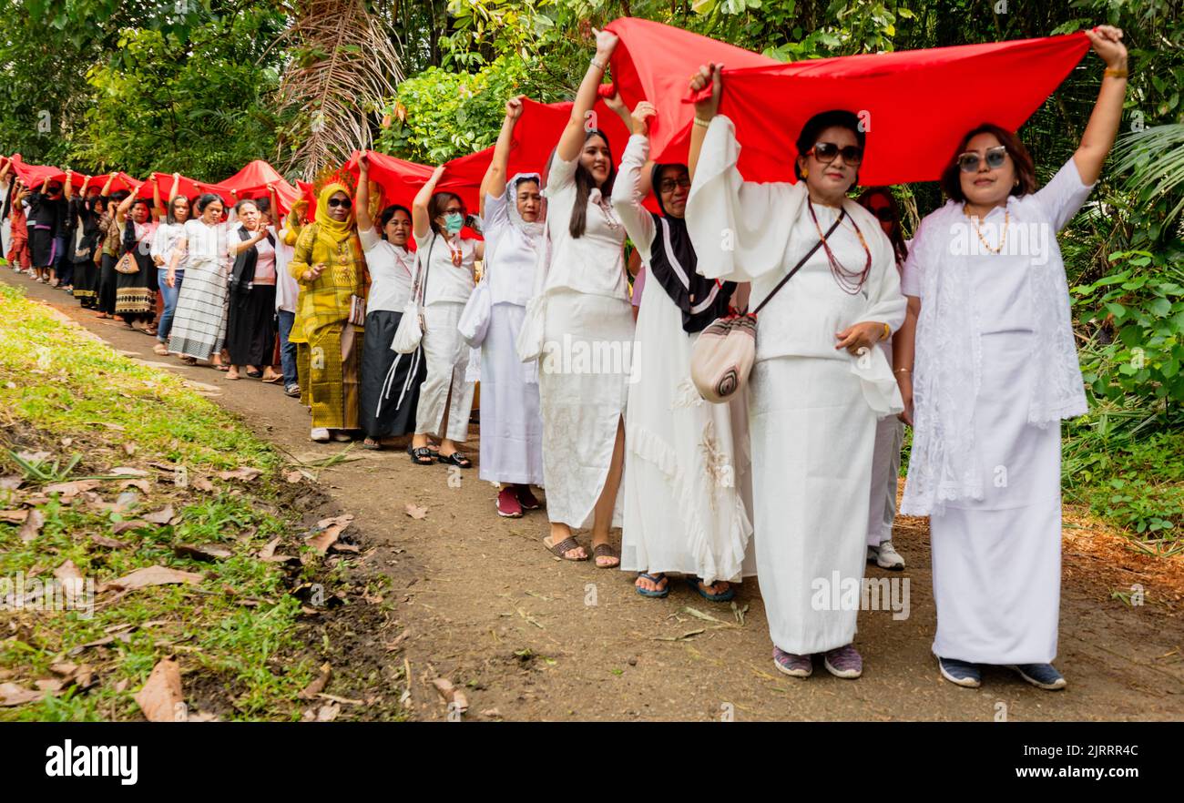 Indonésie, 13 juin 2022 les membres de la famille du défunt mars en procession aux funérailles