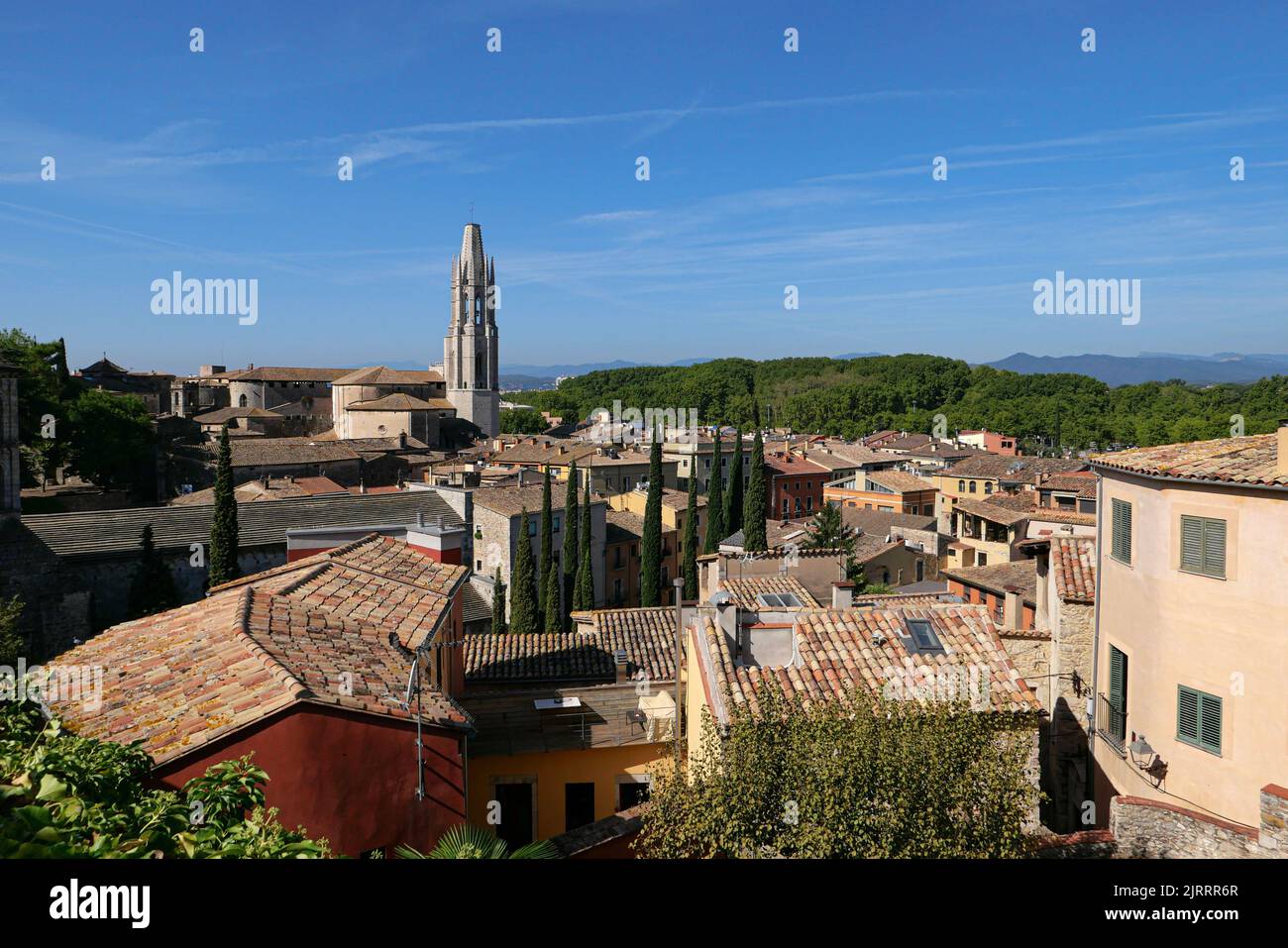 Espagne, Catalogne, Gérone: La Collégiale de Saint Felix vue des remparts du parc "Jardins de John Lennon" dans le quartier juif historique Banque D'Images
