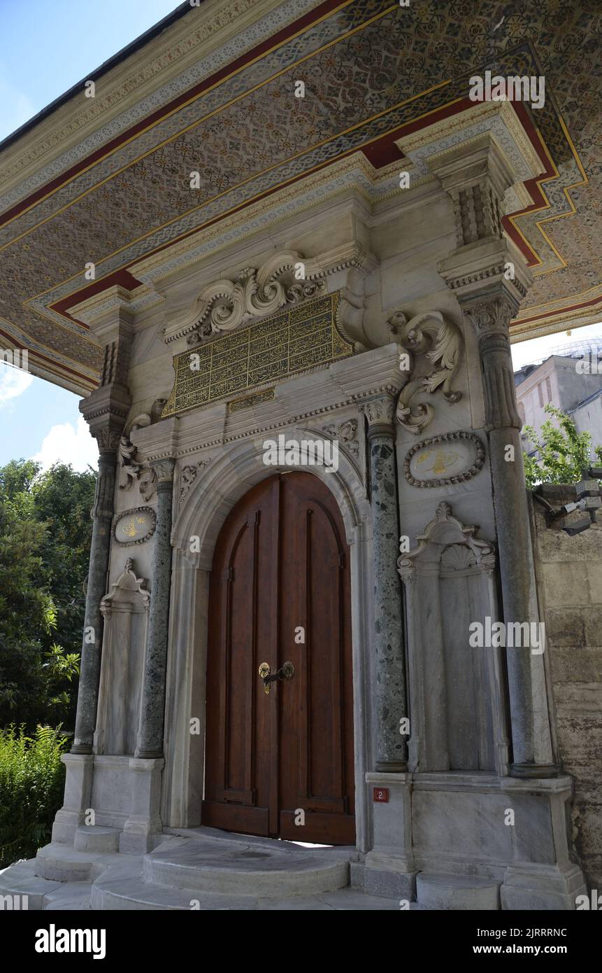 Porte de la cuisine de la soupe Sainte-Sophie, architecture ottomane, œuvres d'art, porte historique, portes ottomanes Banque D'Images
