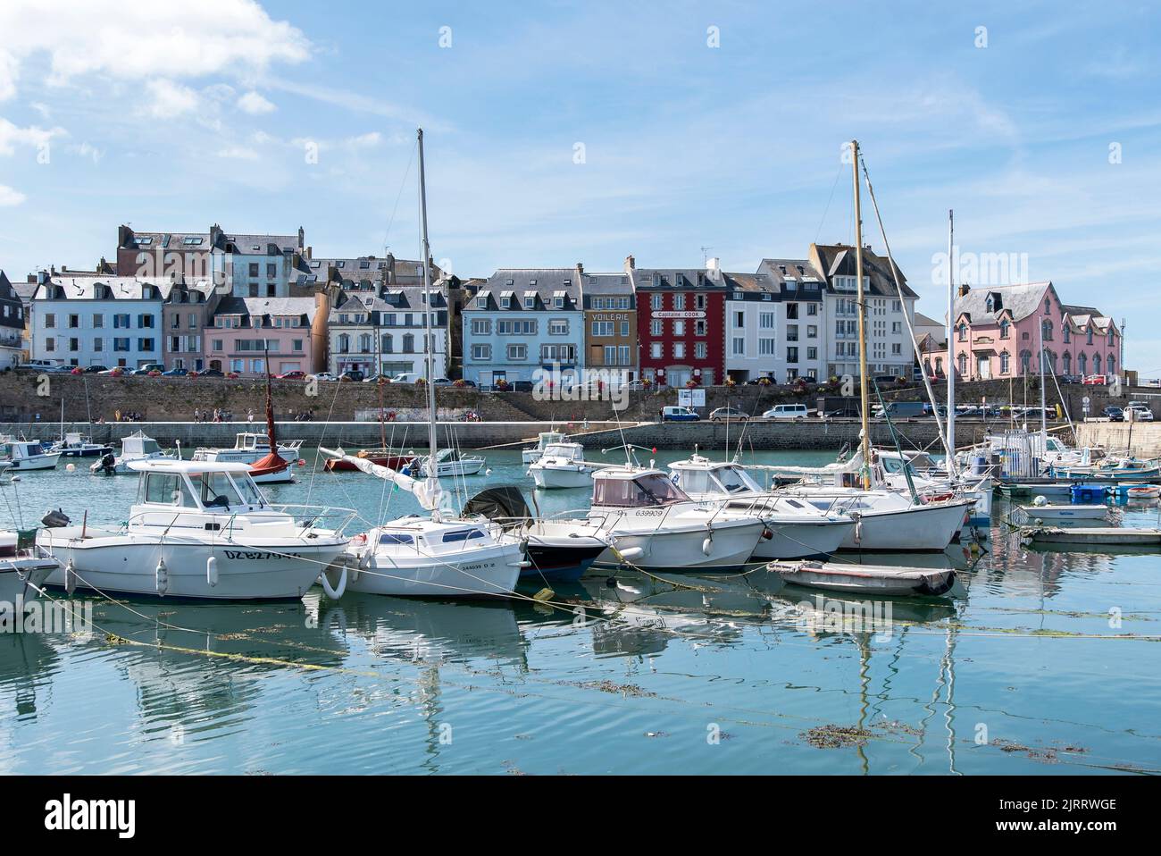 Douarnenez (Bretagne, Nord-Ouest de la France) : le port et les bâtiments le long de la rue "rue du Rosemeur" en arrière-plan Banque D'Images