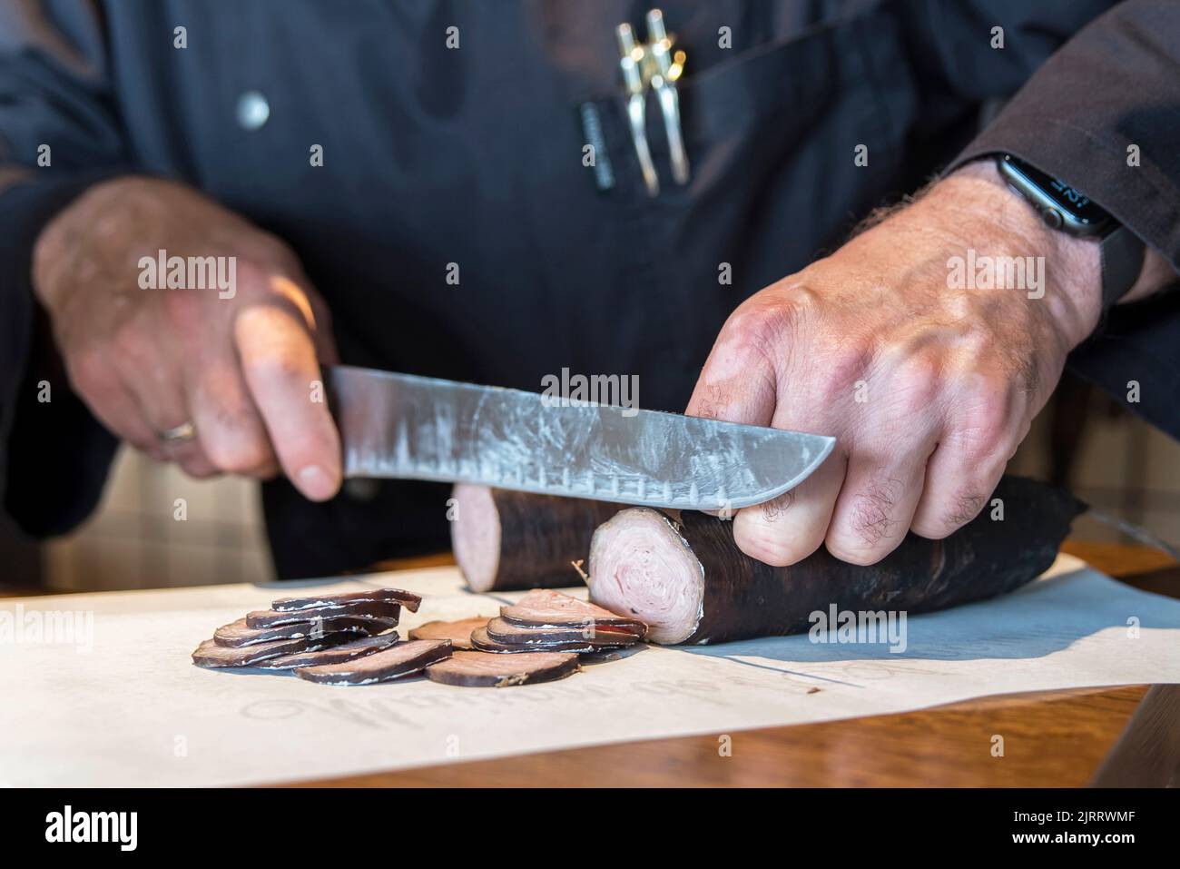 La véritable saucisse « Andouille » de Guemene à la Maison de l'Andouille Rivalan Quidu à Guemene-sur-Scorff (Bretagne, Nord-Ouest de la France) Banque D'Images