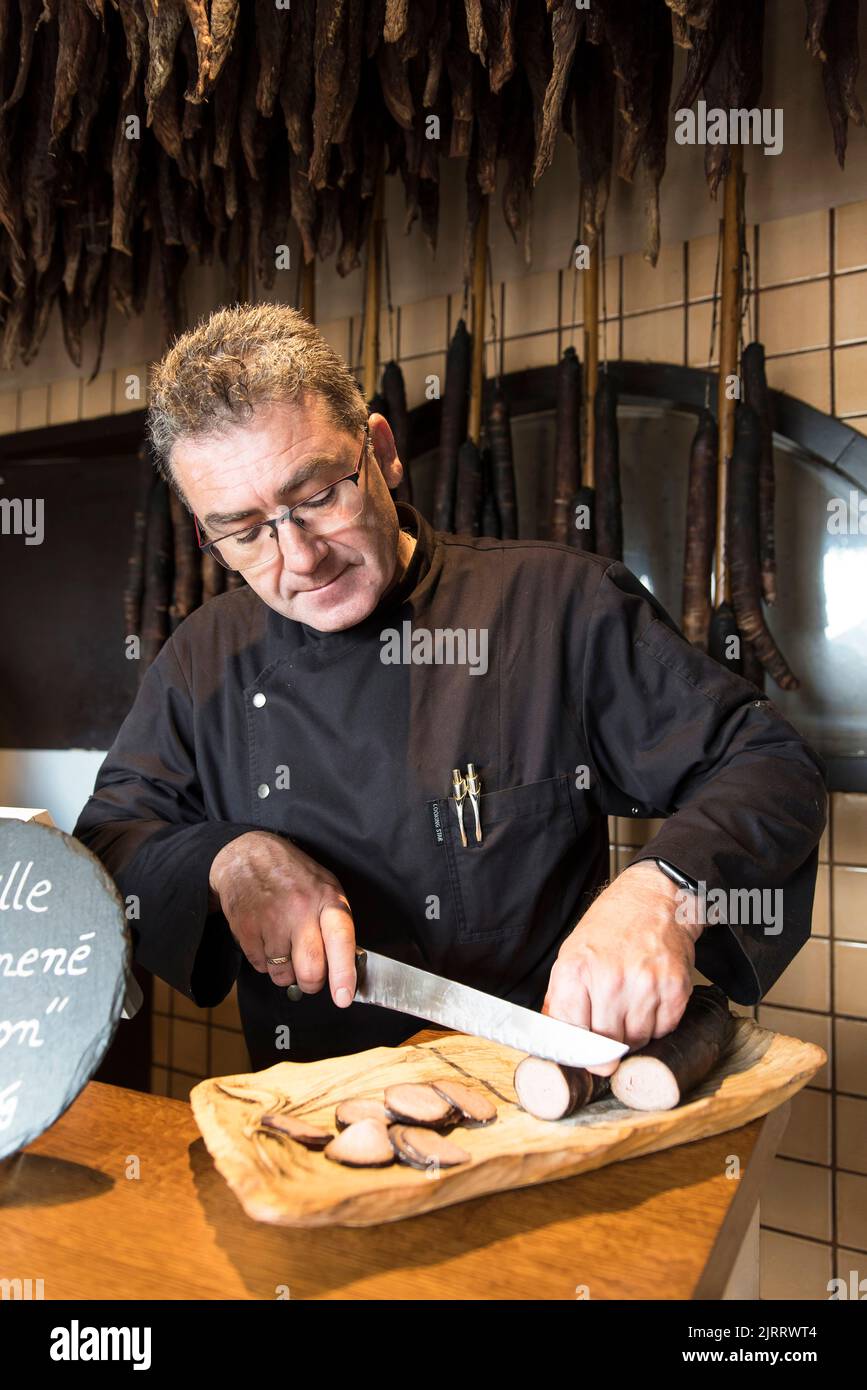 La véritable saucisse 'Andouille' de Guemene à la Maison de l'Andouille ...