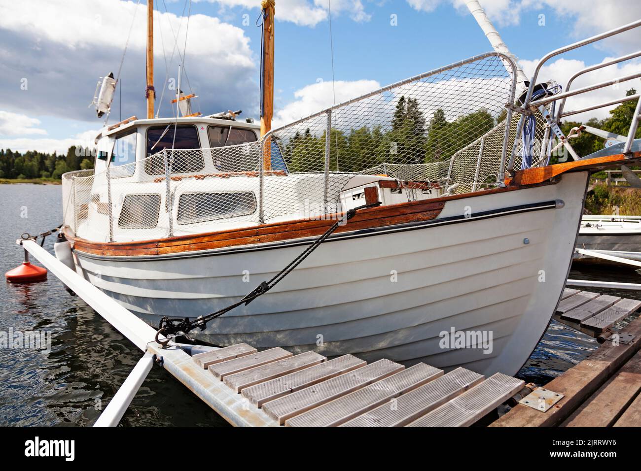 Ratan, Norrland Suède - 29 juillet 2022 : grand voilier avec moteur amarré au port invité Banque D'Images