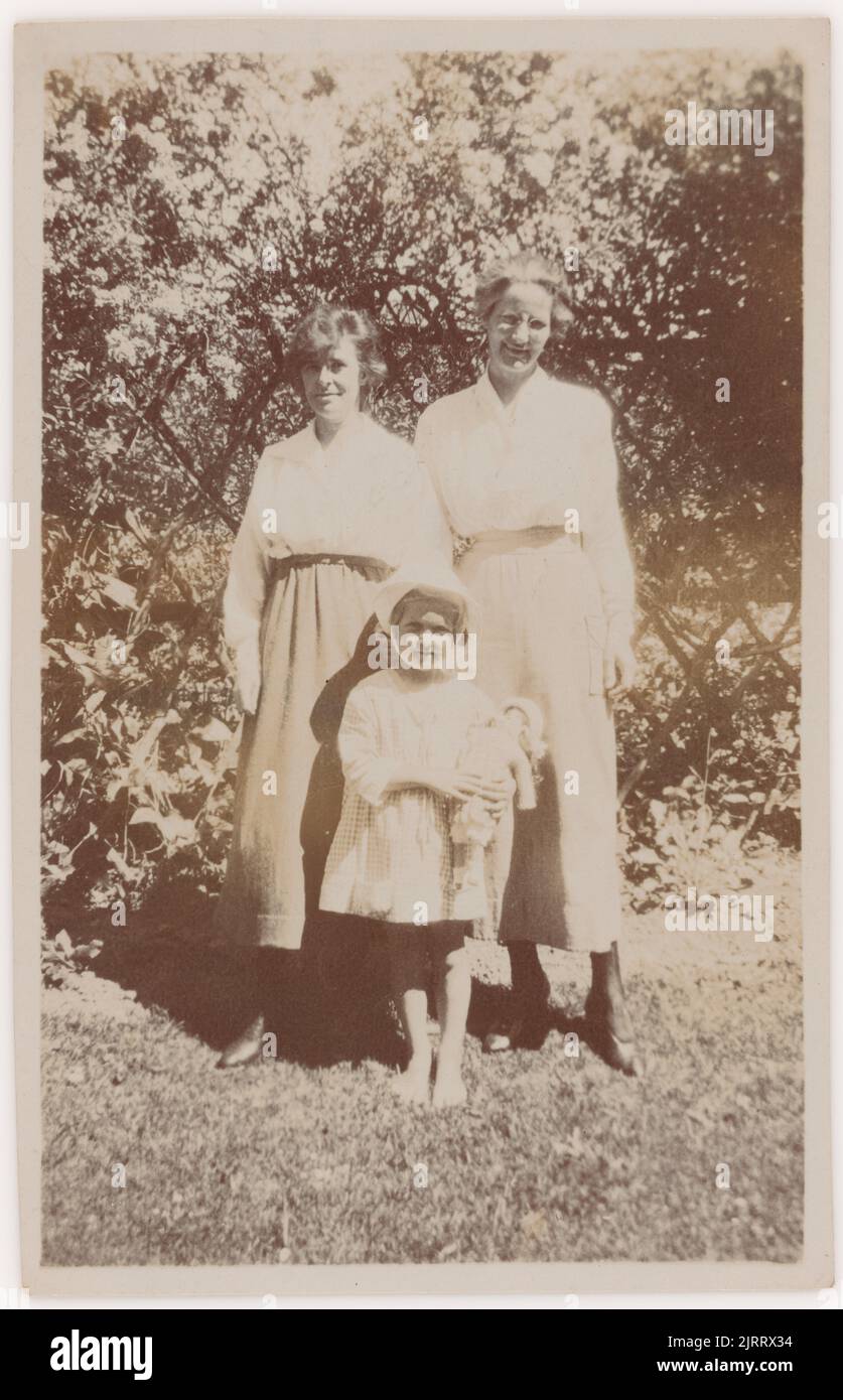 [Femmes avec fille]., 1920s à 1930s, Nouvelle-Zélande, par Roland Searle. Banque D'Images