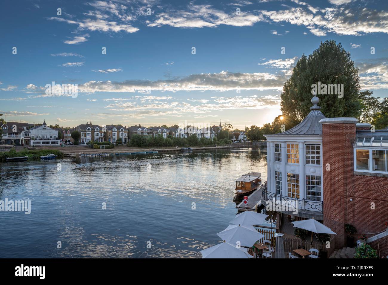 Vue sur le fleuve Hampton court depuis le pont au coucher du soleil Banque D'Images
