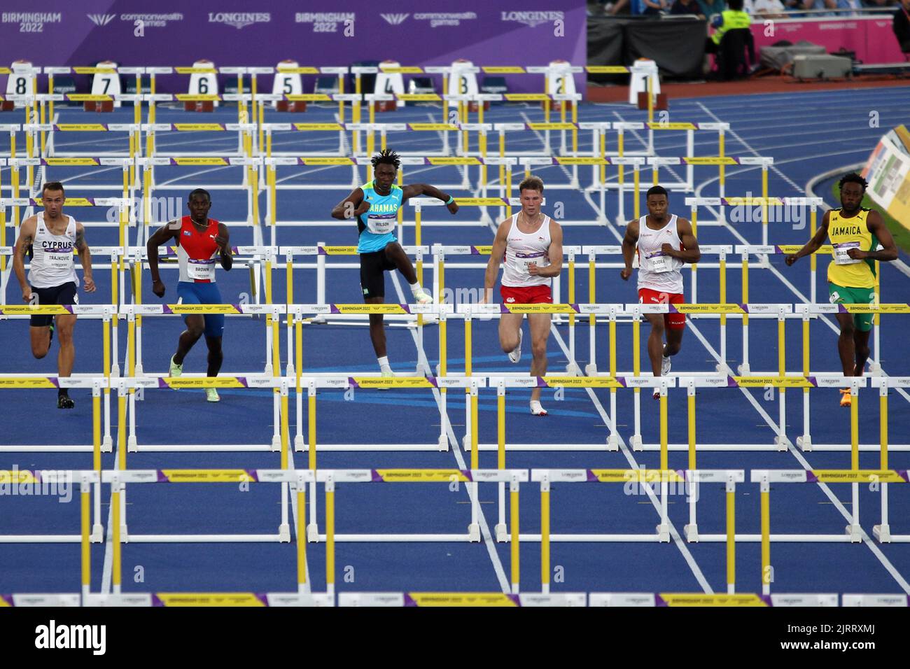 (De gauche à droite) Milan TRAJKOVIC (Chypre), Rasheem BROWN (îles Caïmans), Jahmaal WILSON (Bahamas), Joshua ZELLER (Angleterre), Tade OJORA (Angleterre), Rasheed BROADBELL (Jamaïque) dans les 110m haies des hommes aux Jeux du Commonwealth de 2022 à Birmingham. Banque D'Images